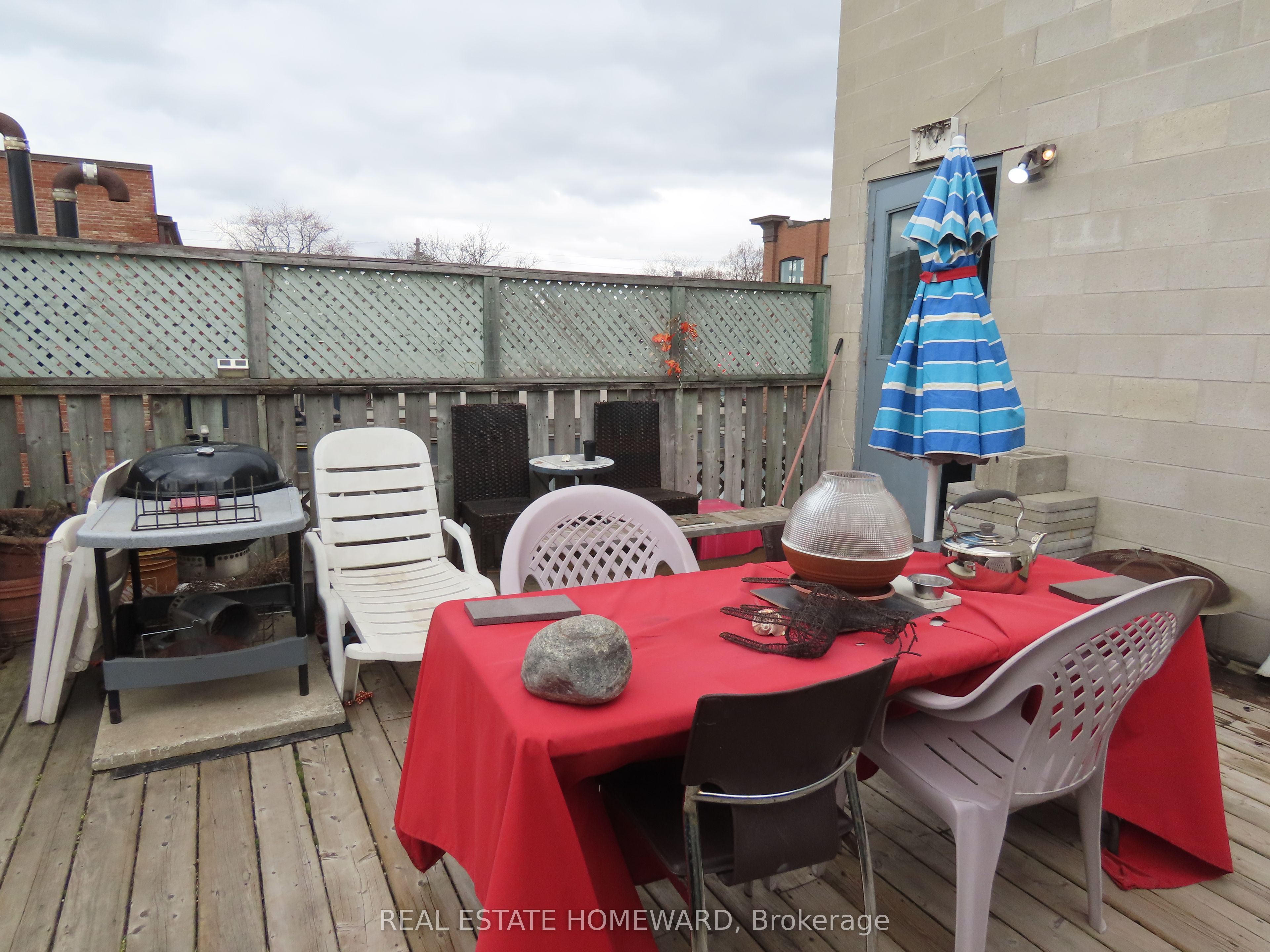 996 Queen Street E 4 Property Photo 10