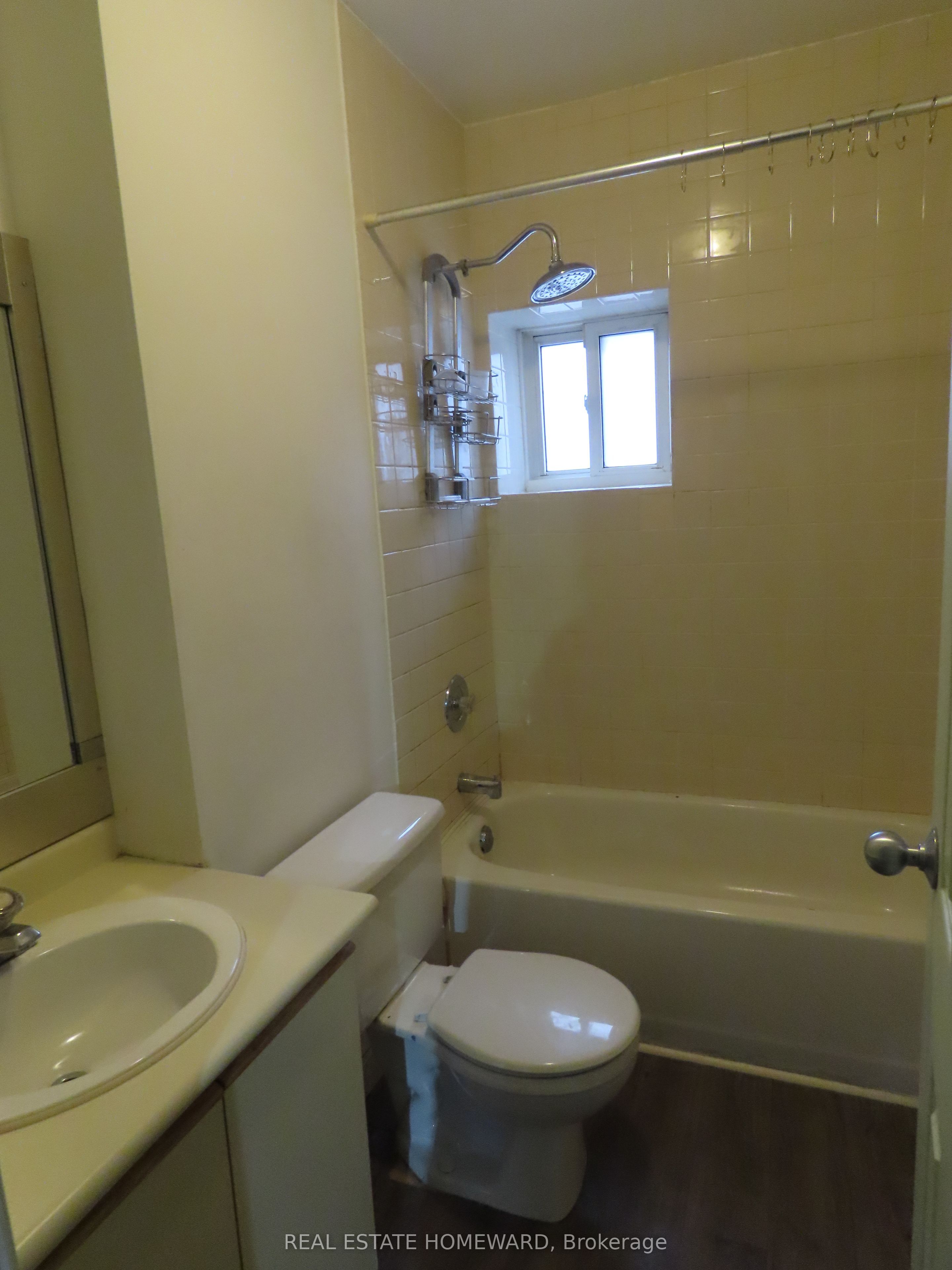 996 Queen Street E 4 Property Photo 11
