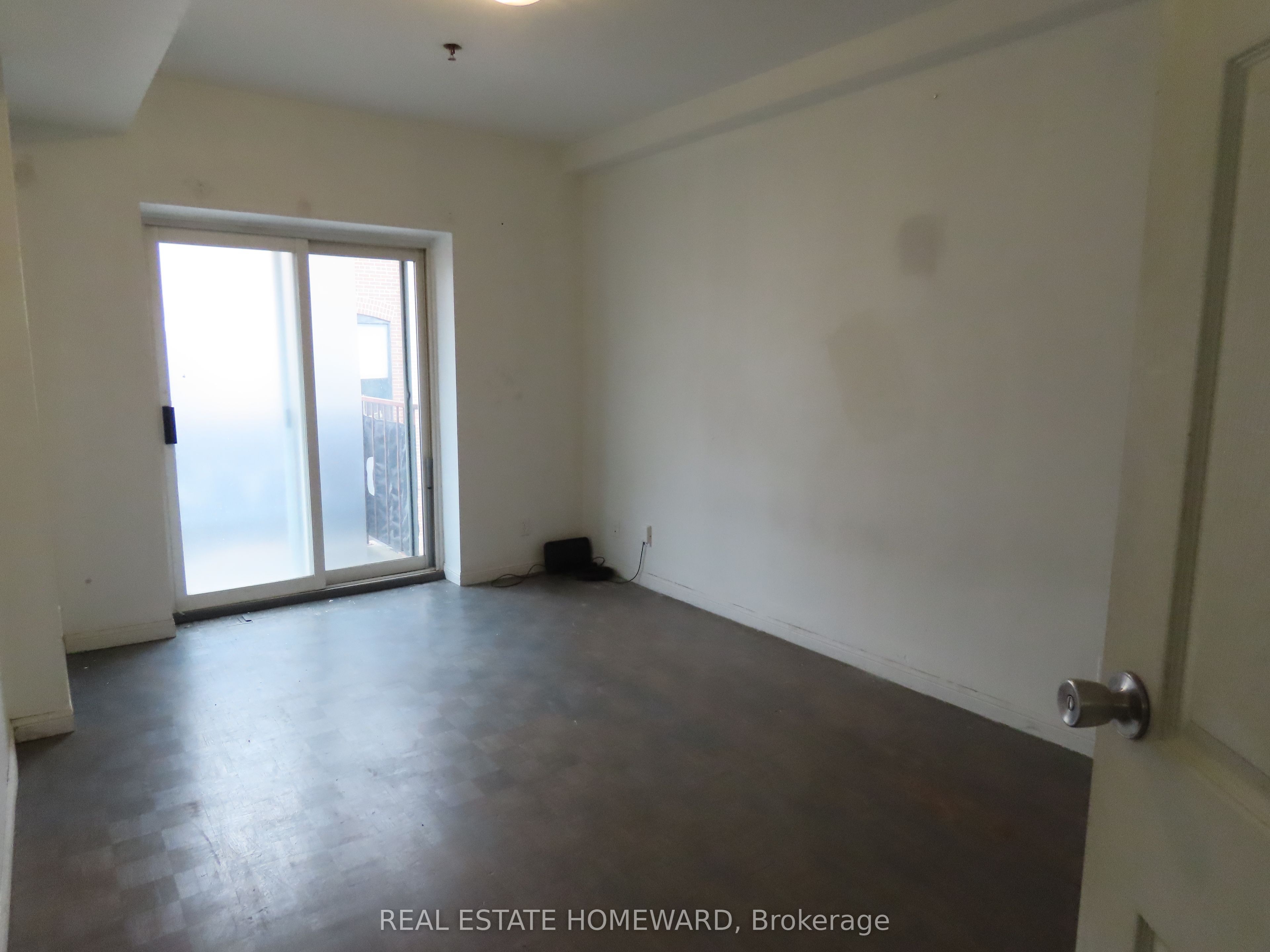 996 Queen Street E 4 Property Photo 13