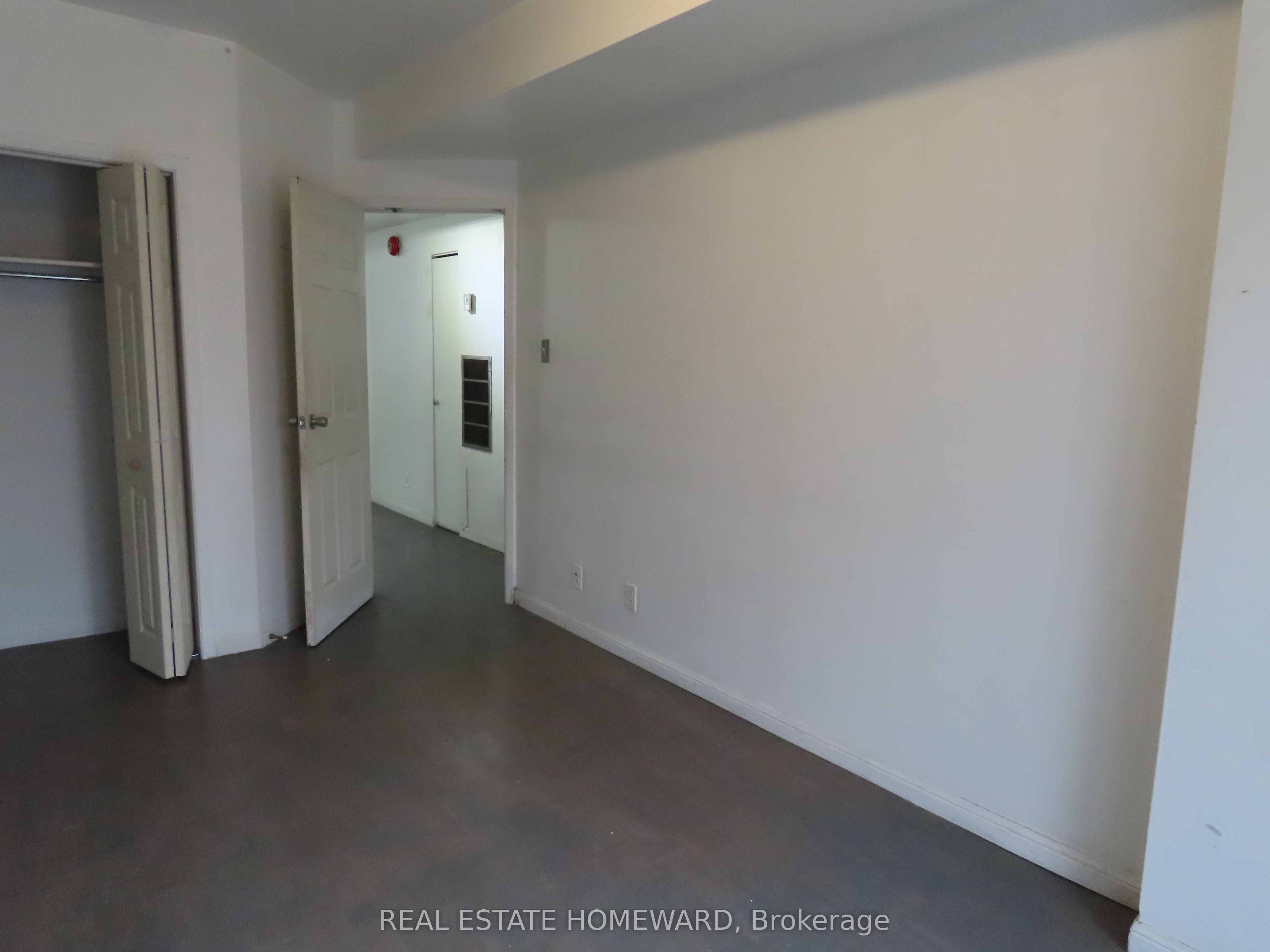 996 Queen Street E 4 Property Photo 15