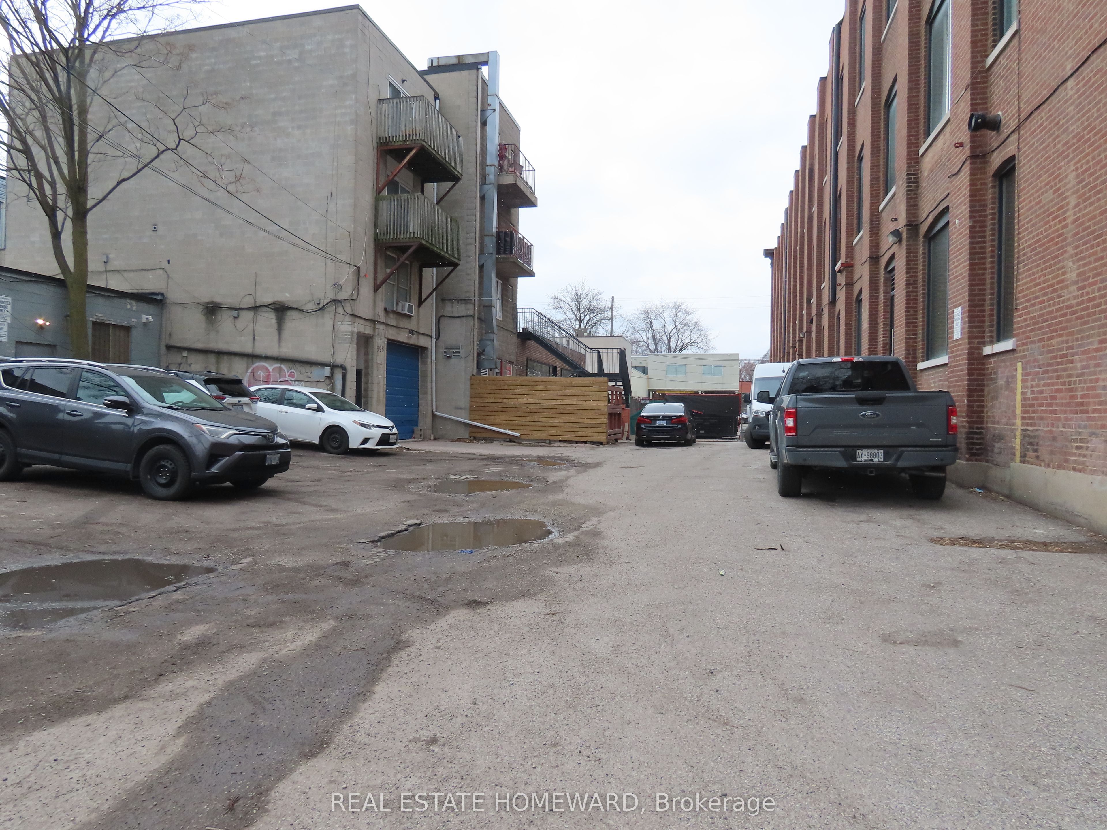 996 Queen Street E 4 Property Photo 16