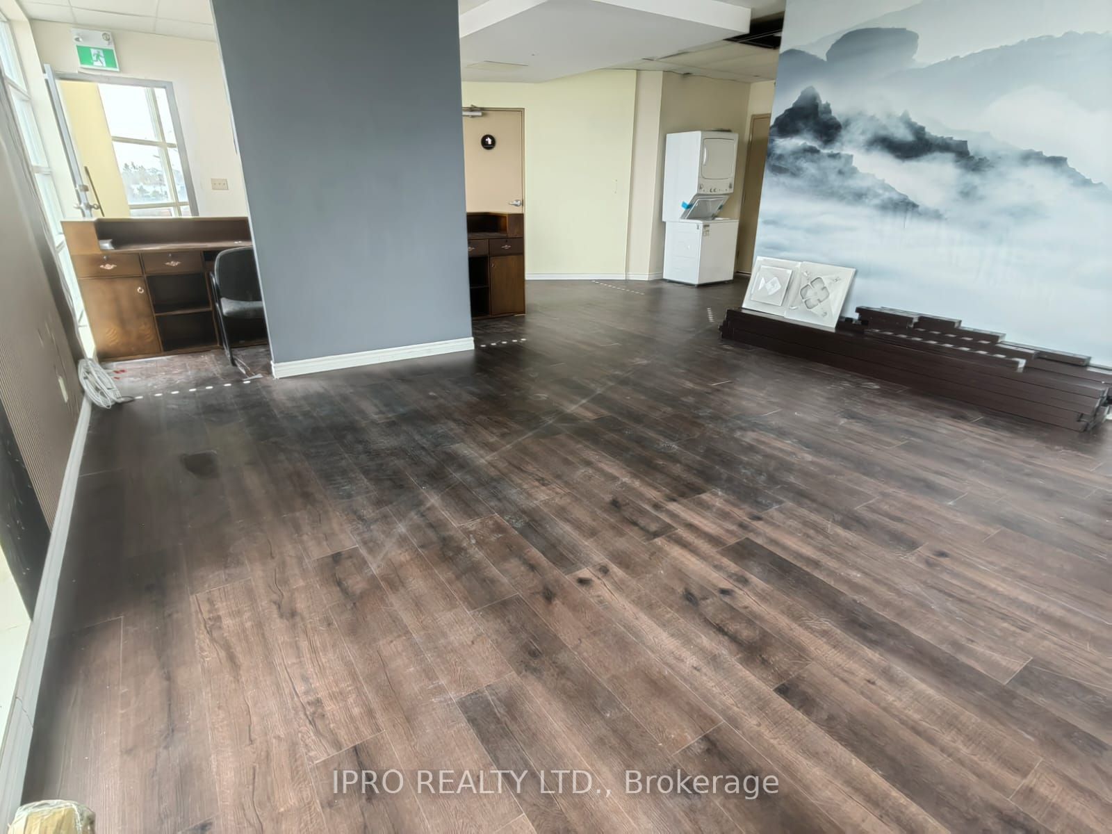 #301 - 490 Kingston Road Property Photo 8