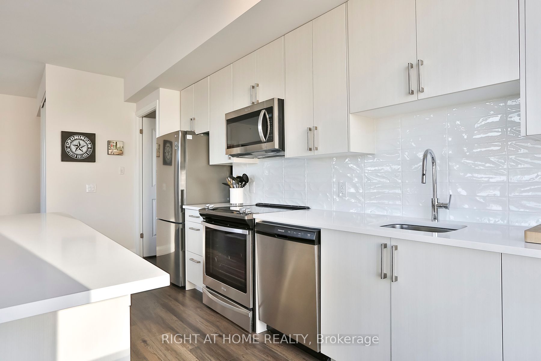 3655 Kingston Road 910 Property Photo 6