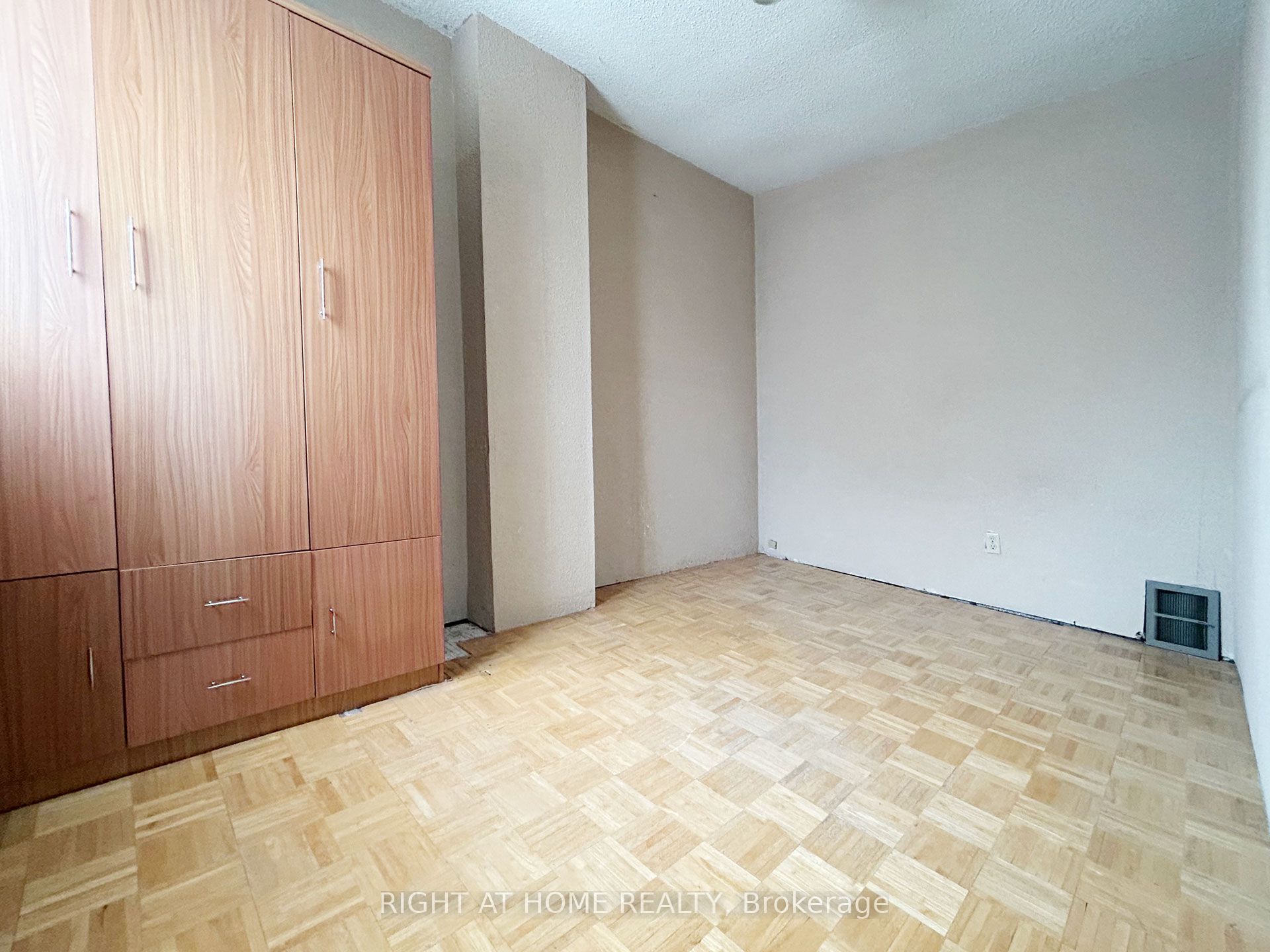 1313 Gerrard Street Property Photo 6