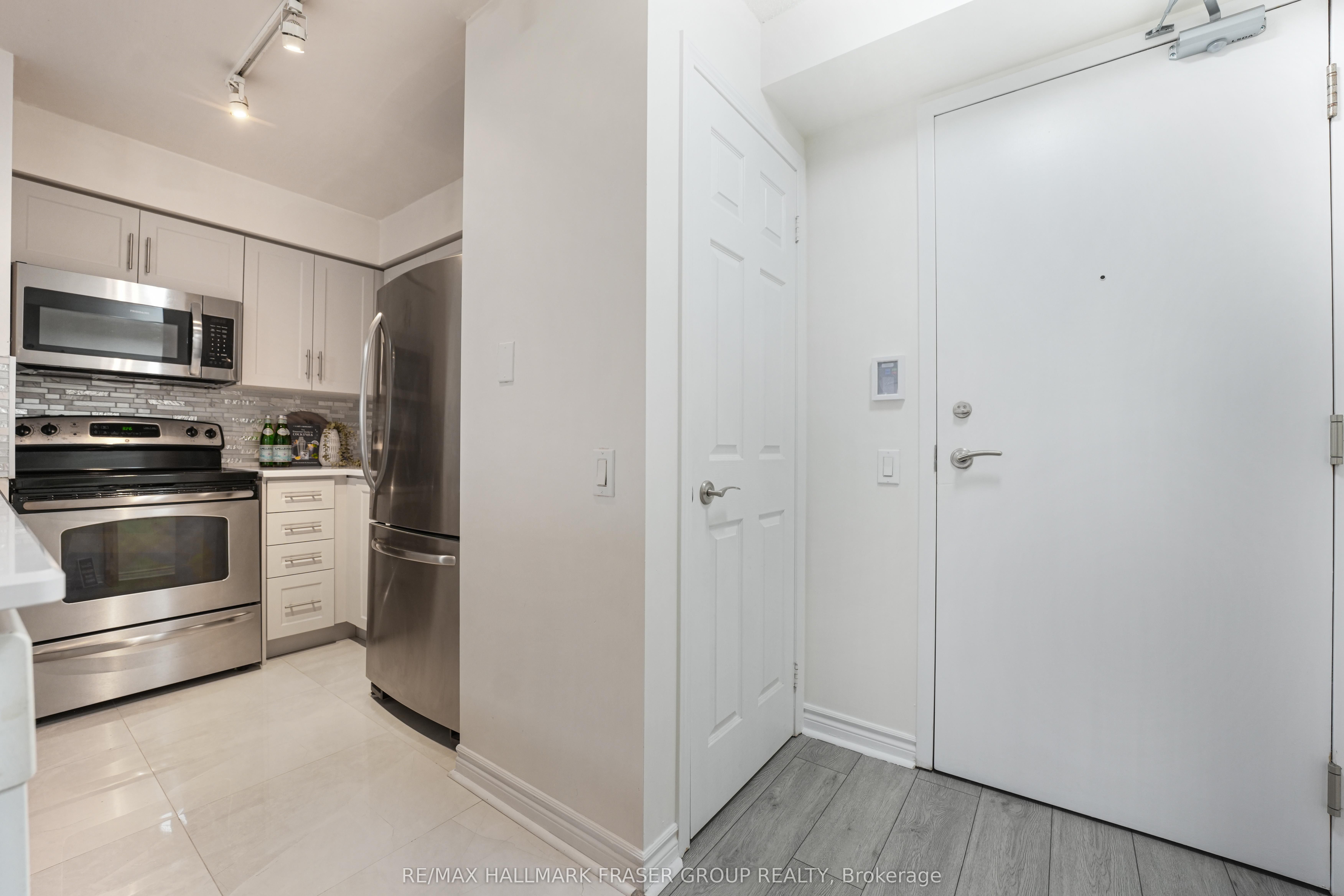 8 Mondeo Drive 512 Property Photo 2