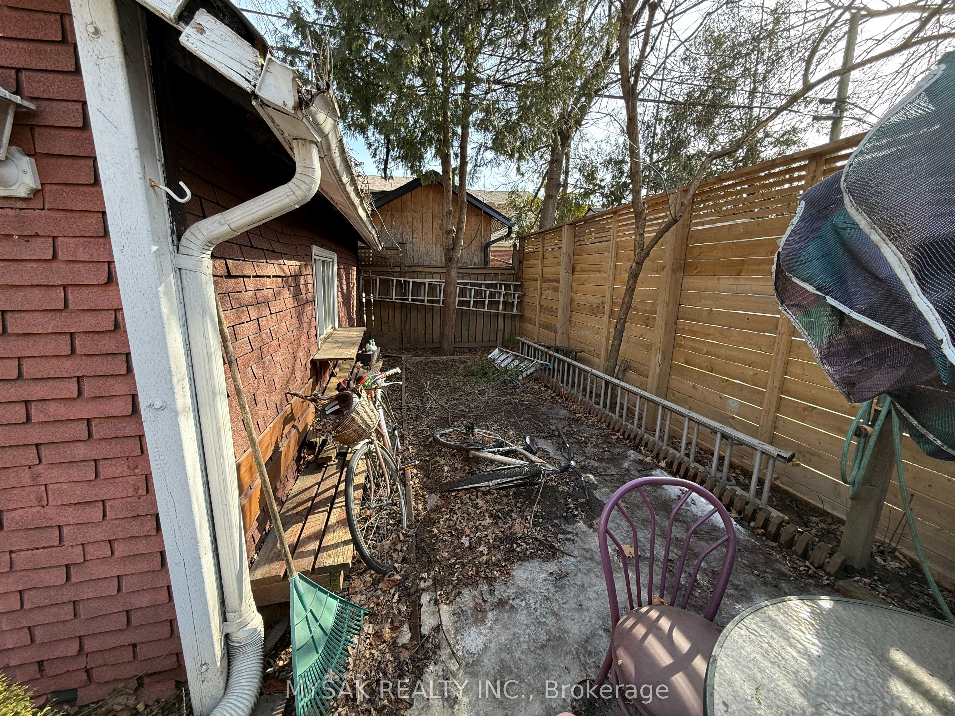 225 Gainsborough Road Property Photo 12