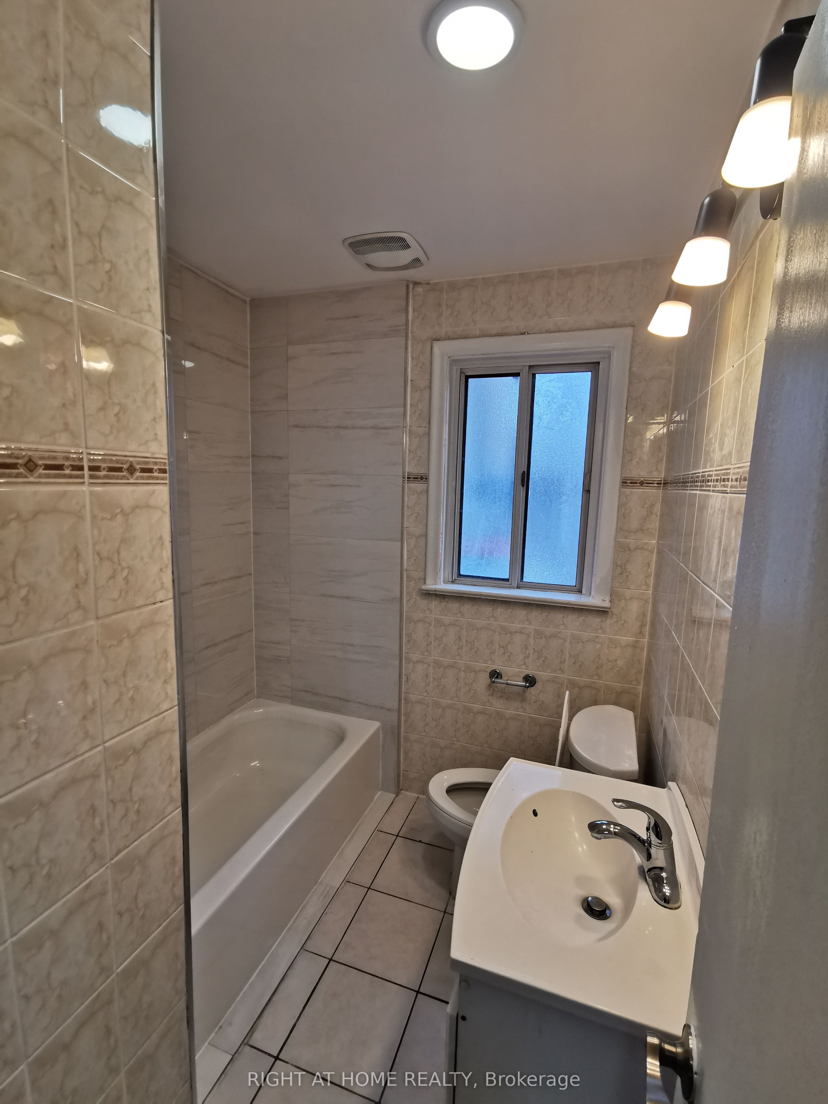 1785 Victoria Pk Avenue Property Photo 10