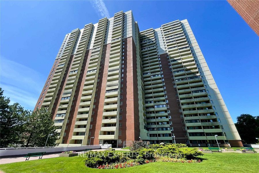 #2718 - 1 Massey Square Property Photo 1