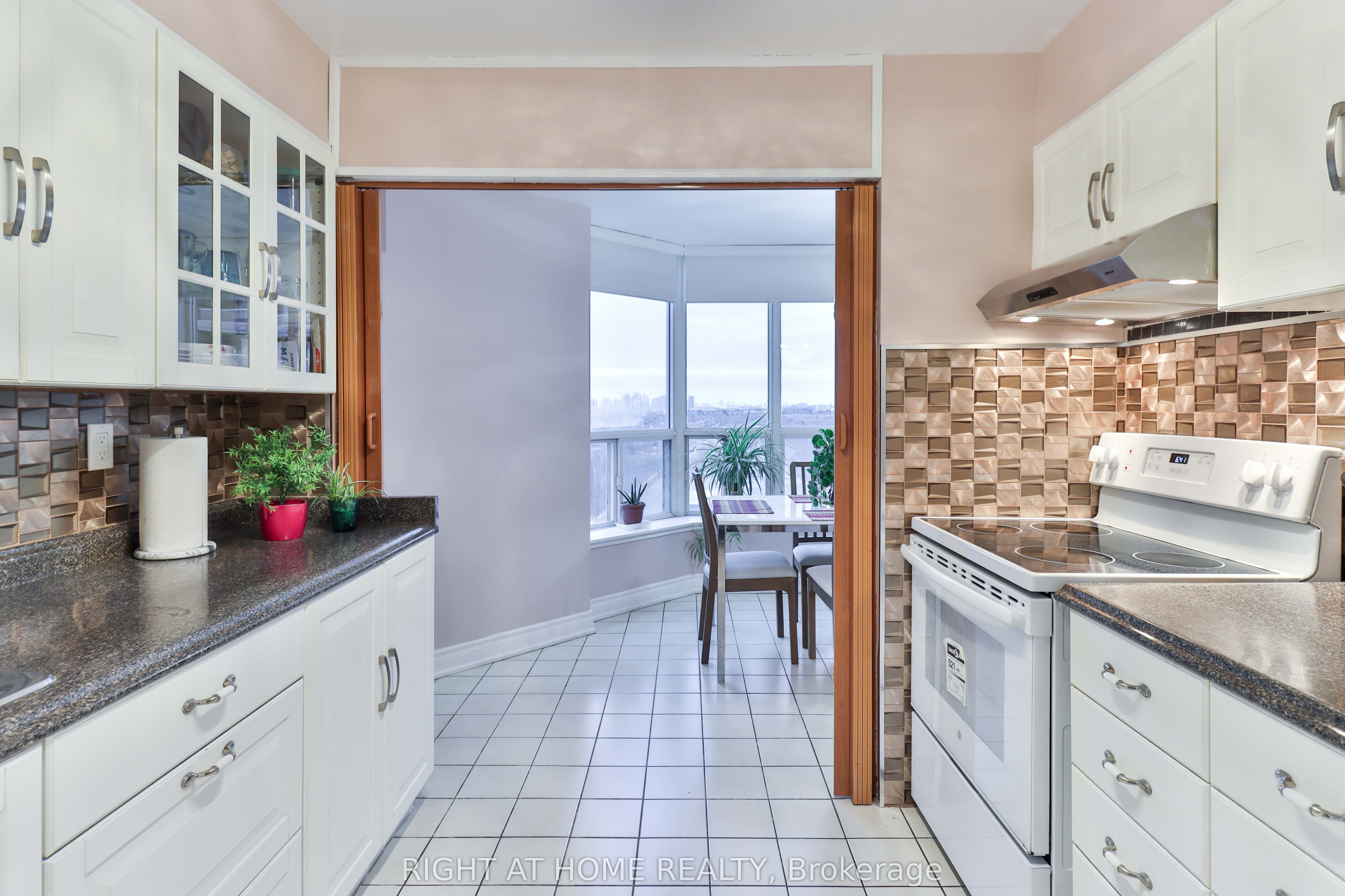 #1609 - 410 Mclevin Avenue Property Photo 19