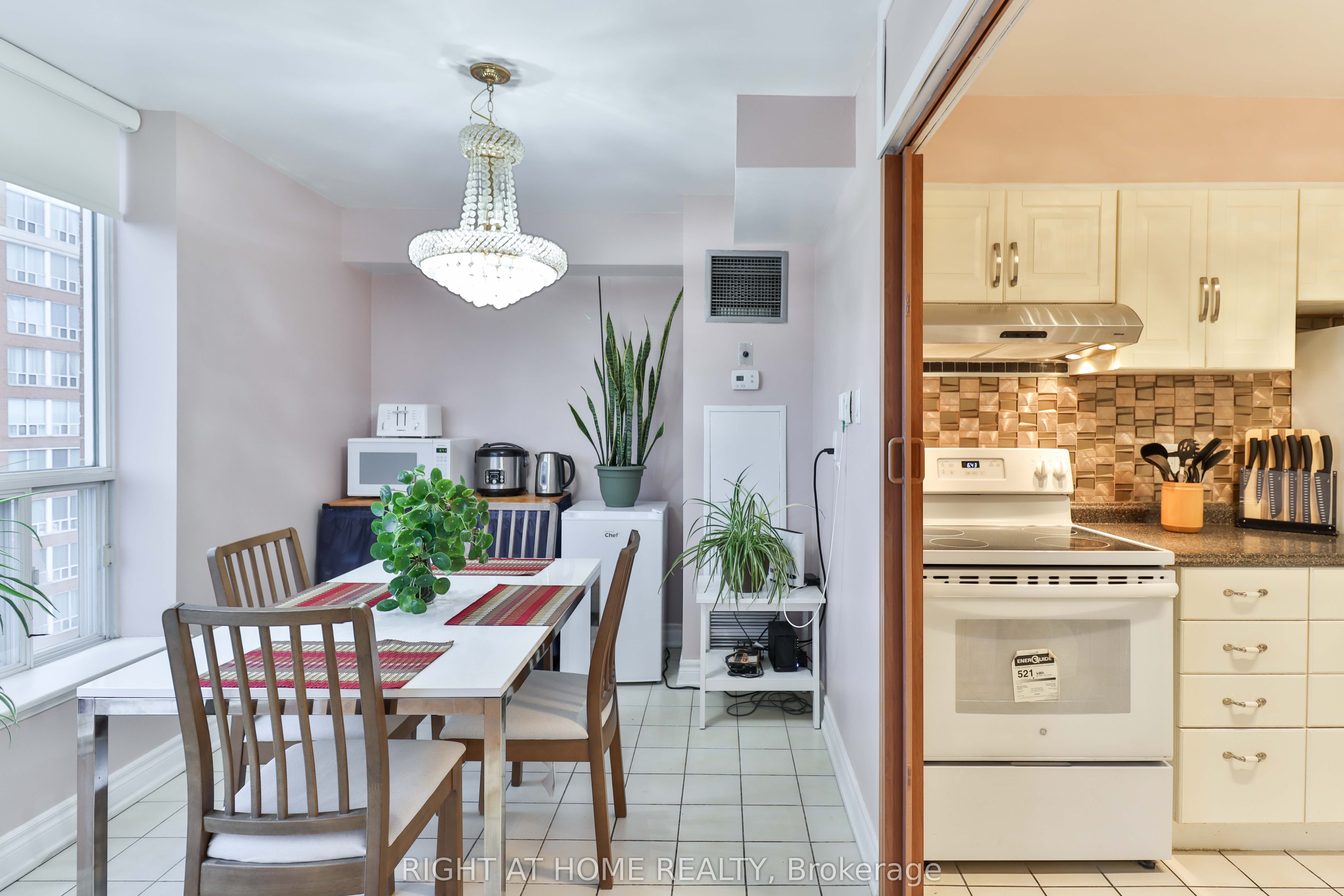 #1609 - 410 Mclevin Avenue Property Photo 20