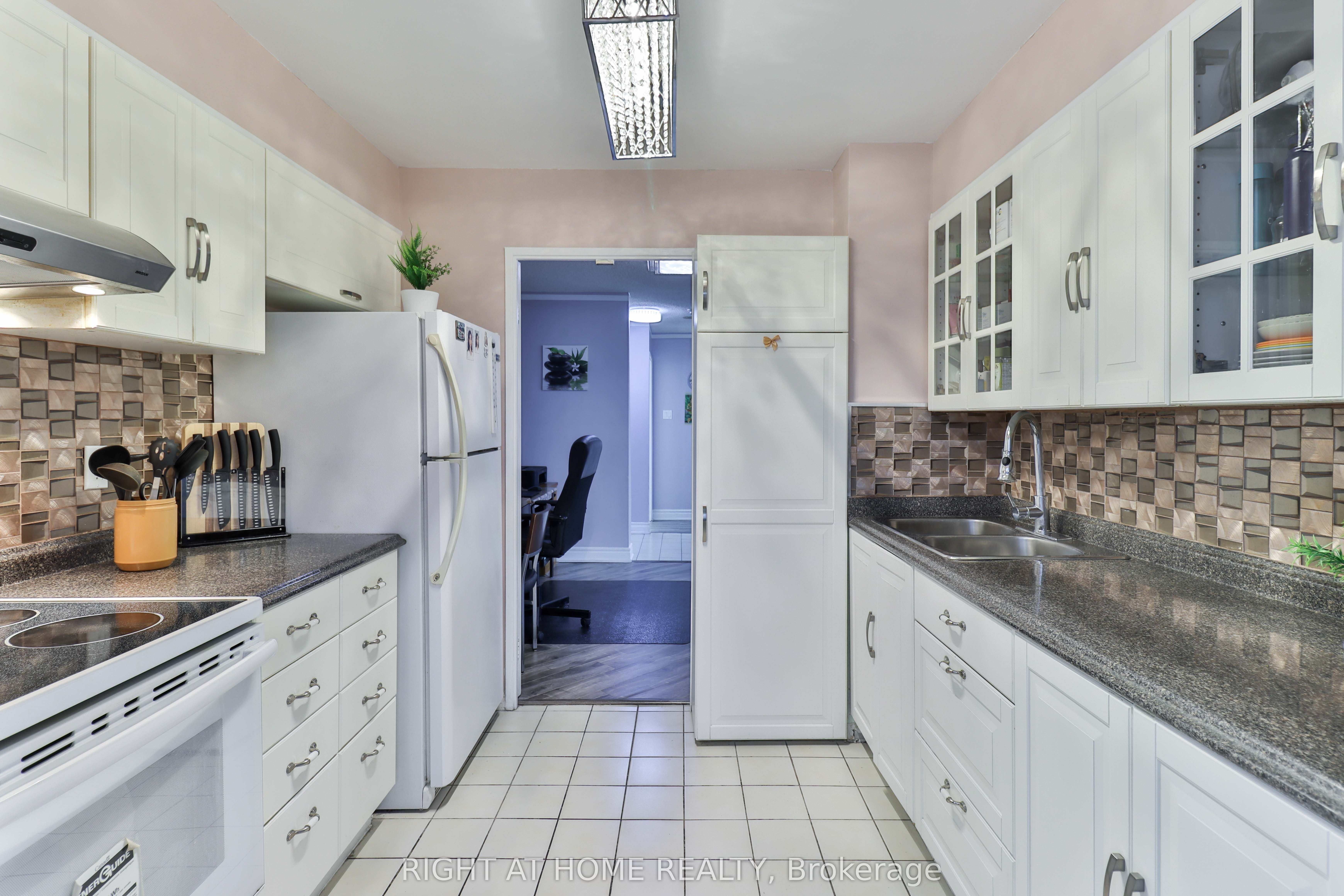 #1609 - 410 Mclevin Avenue Property Photo 21