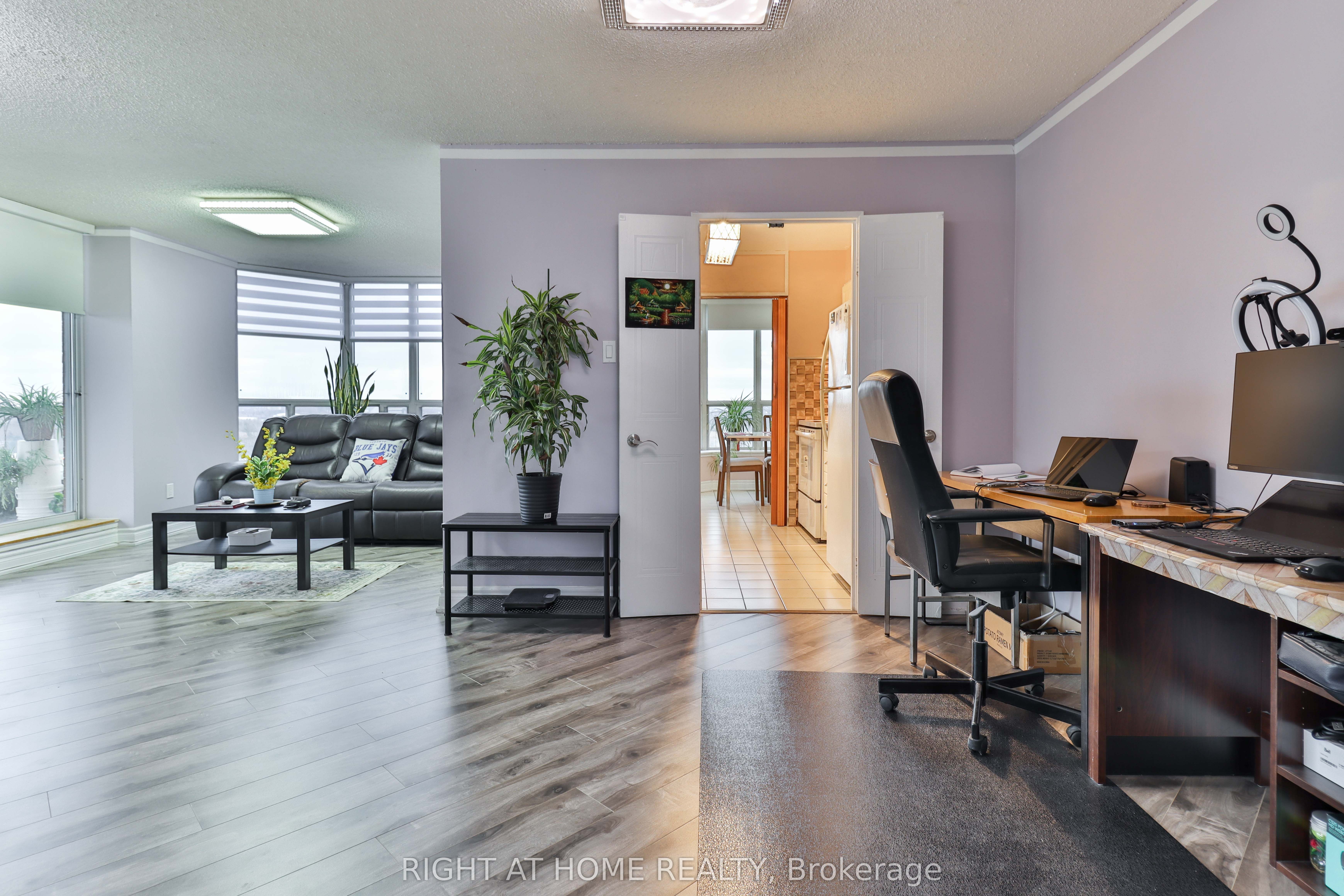 #1609 - 410 Mclevin Avenue Property Photo 28
