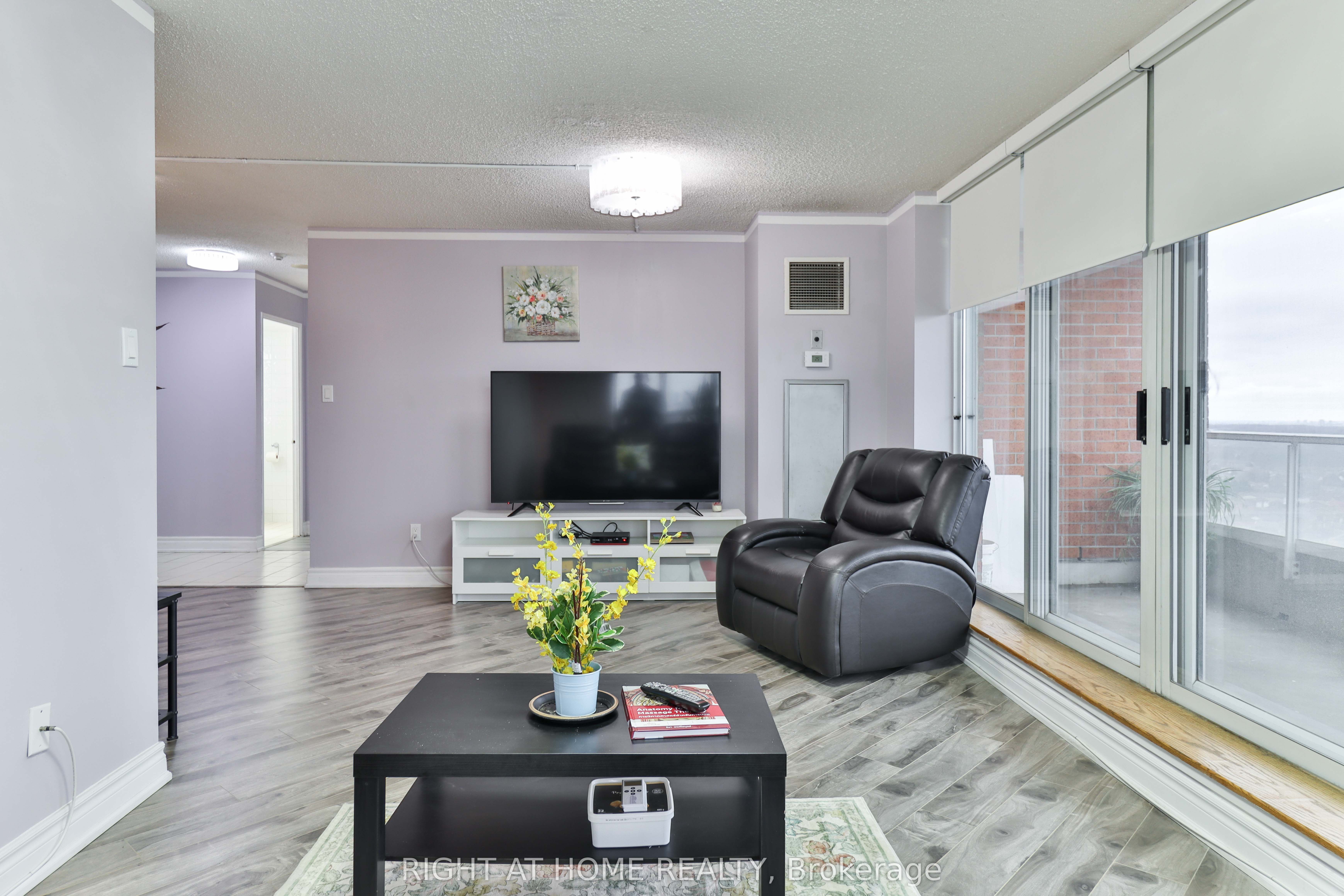 #1609 - 410 Mclevin Avenue Property Photo 29