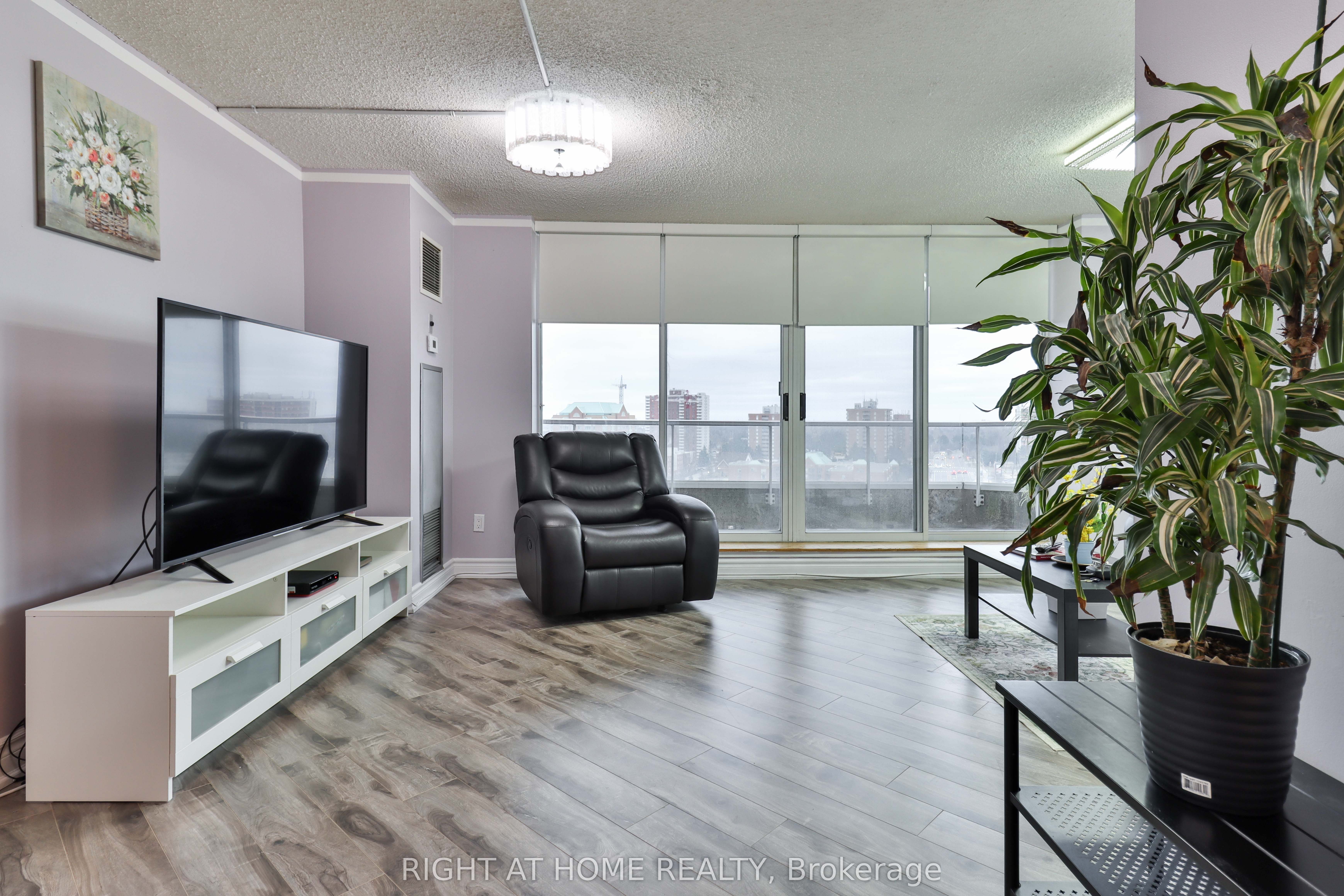 #1609 - 410 Mclevin Avenue Property Photo 31