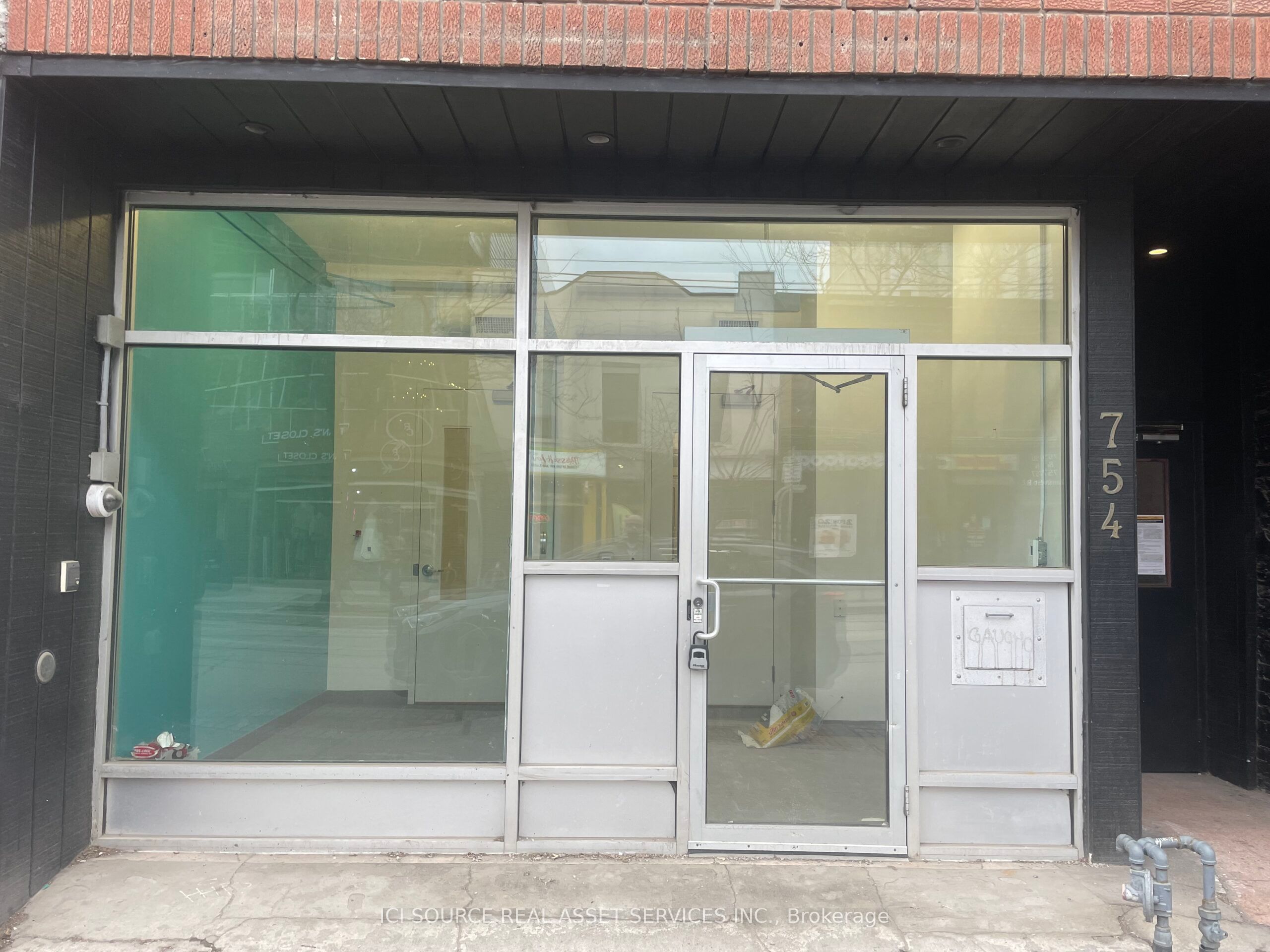 754 Queen Street Property Photo 2