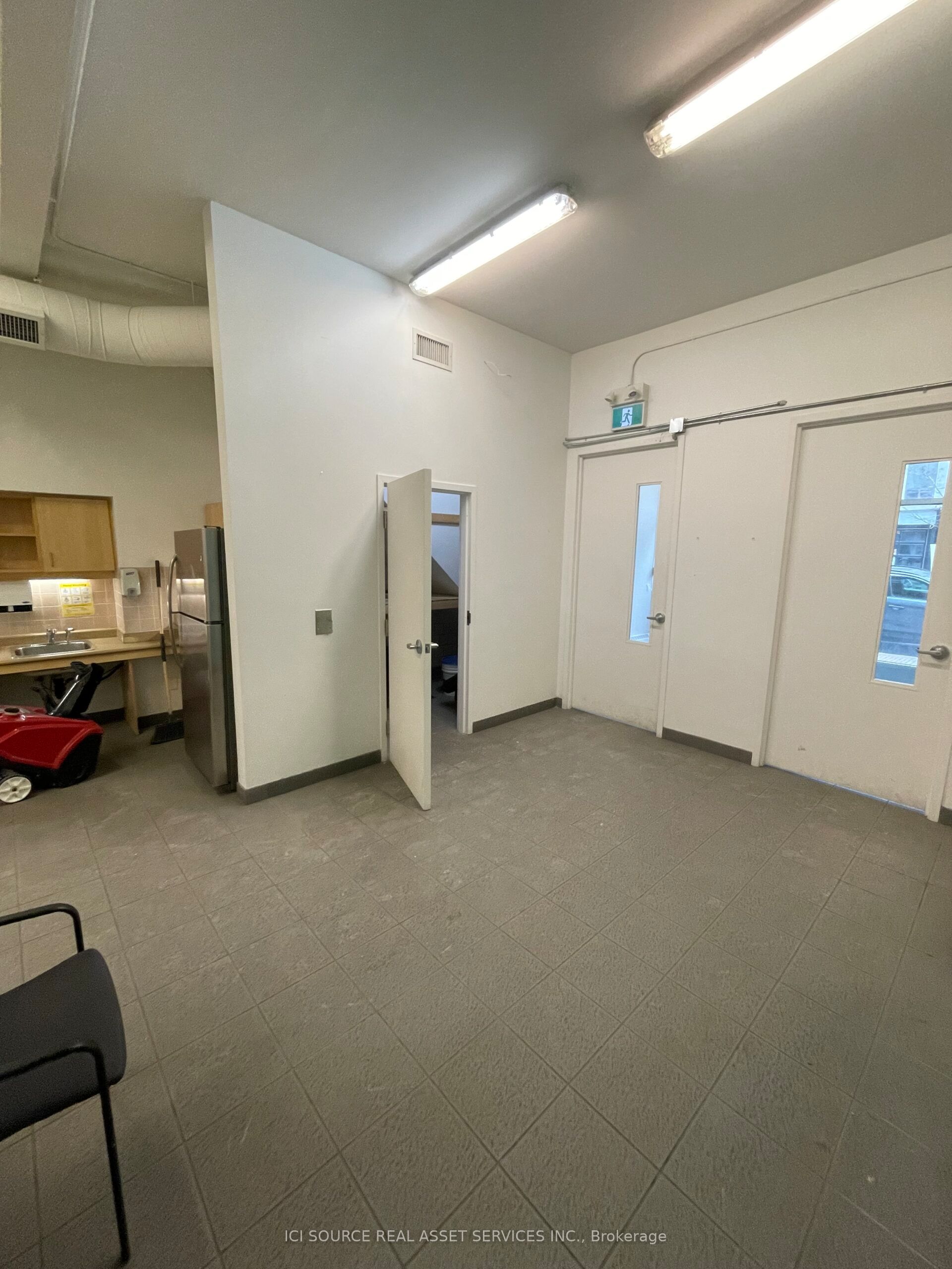 754 Queen Street Property Photo 5
