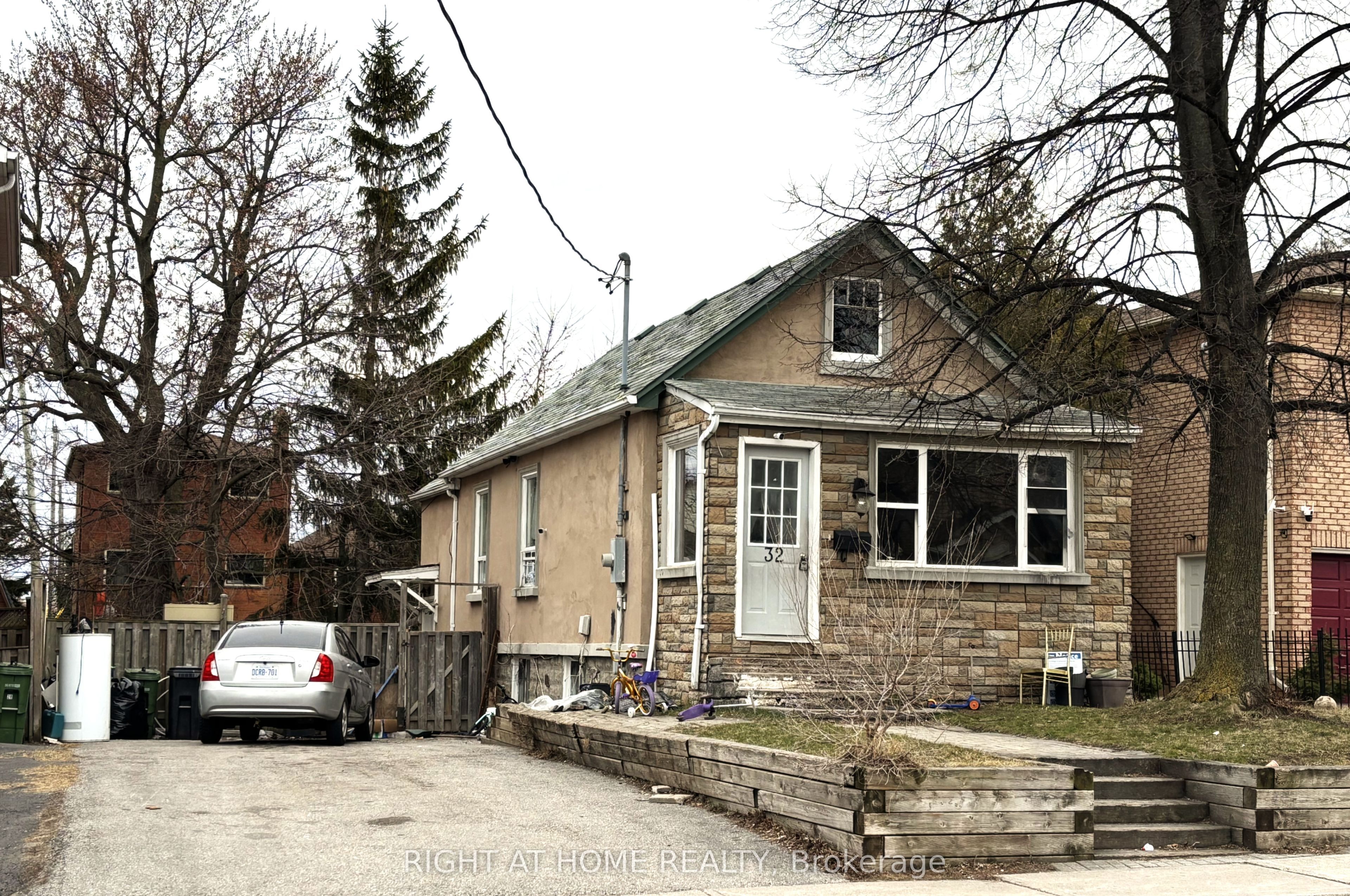 32 Aylesworth Avenue Property Photo 2