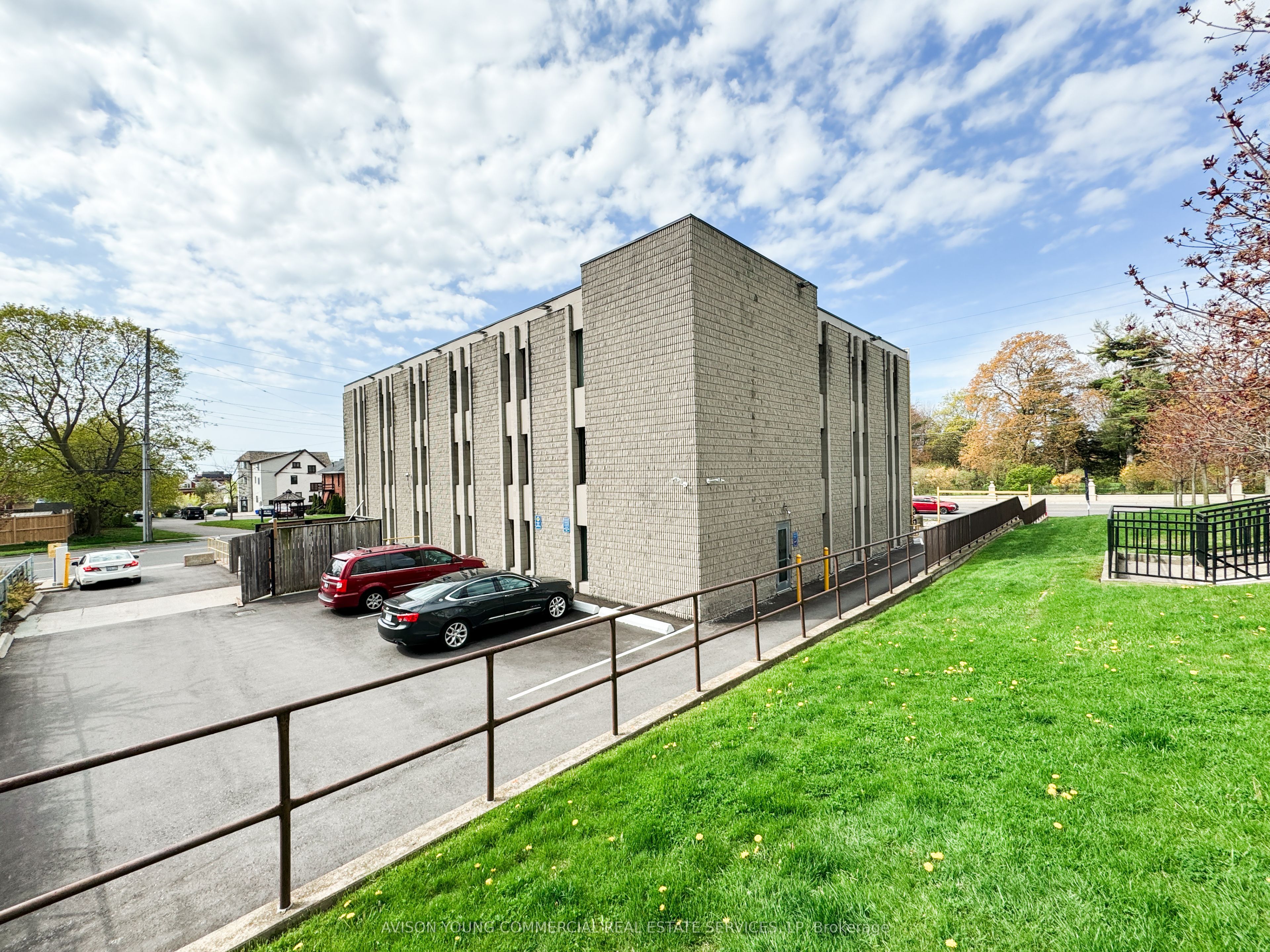 247 Simcoe Street Property Photo 5