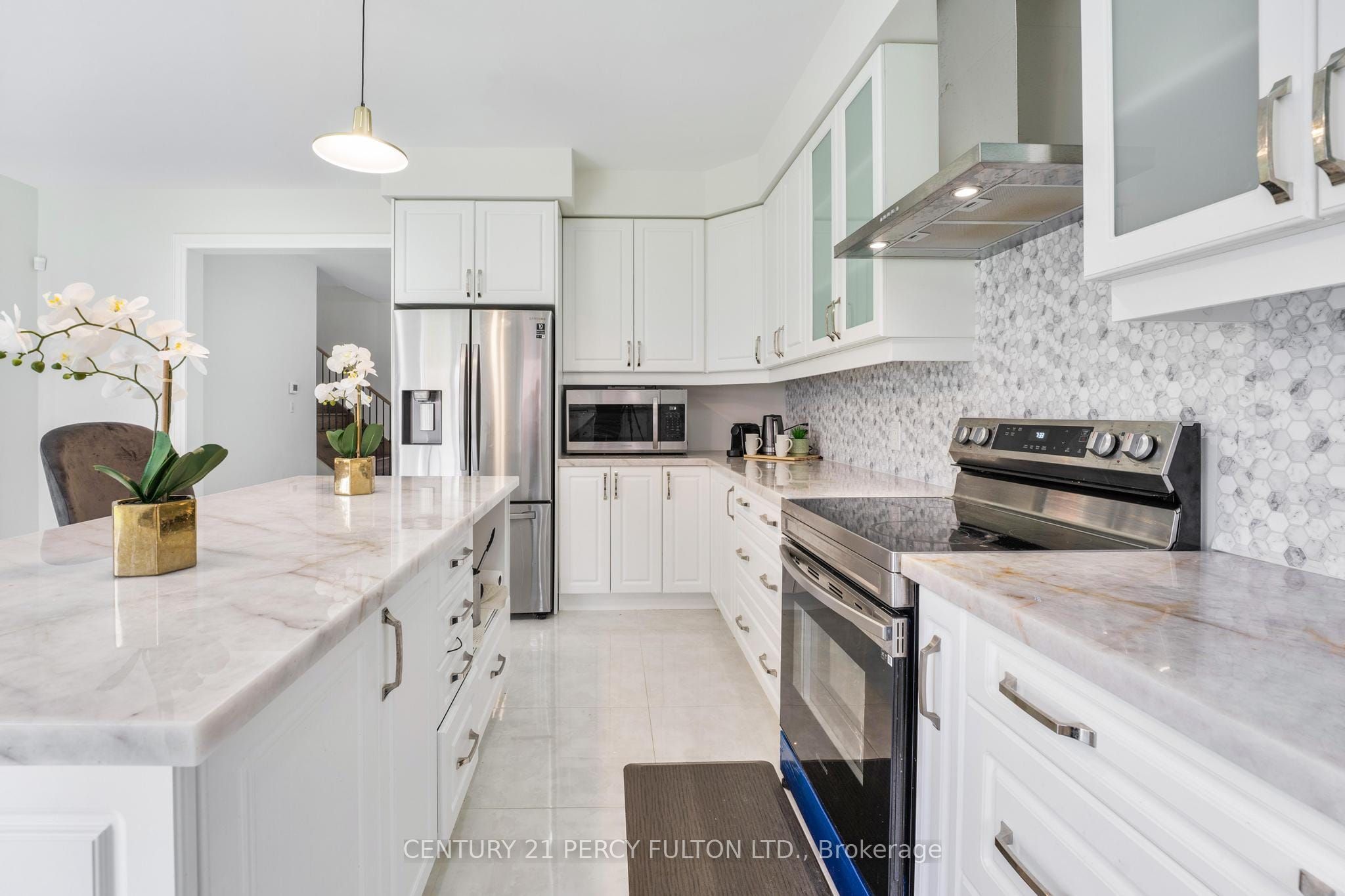 343 Northglen Boulevard W Property Photo 2
