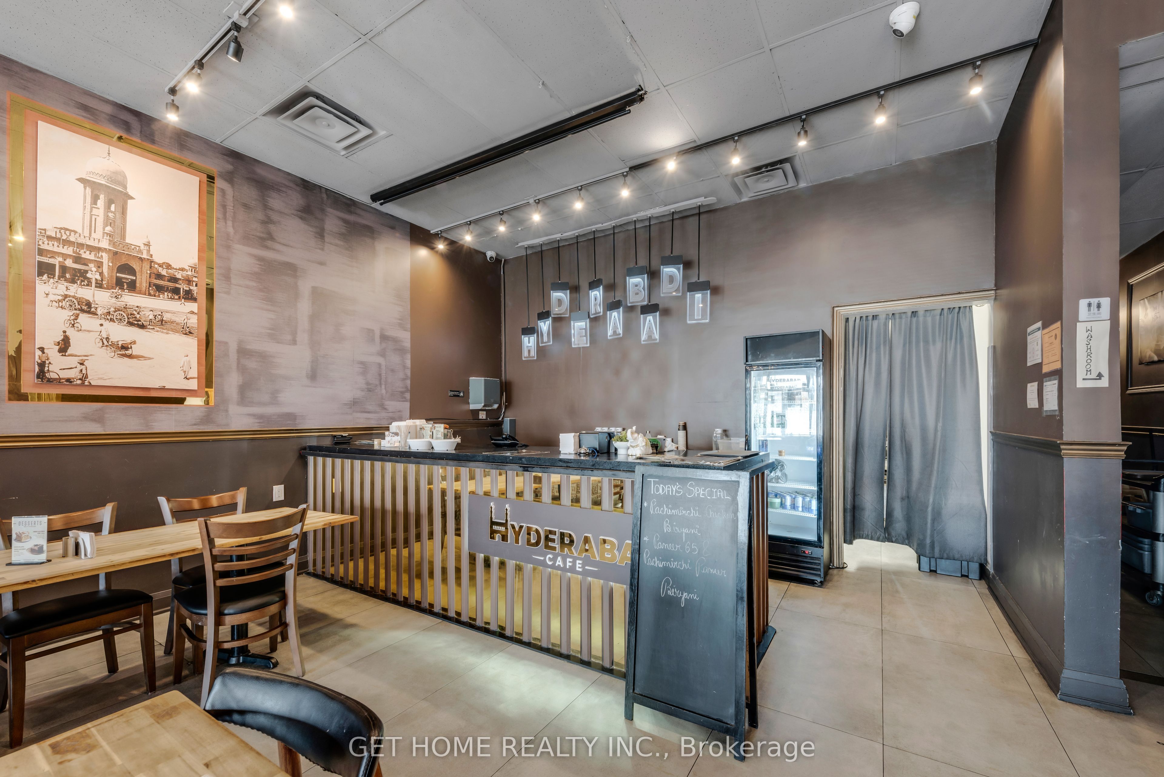2606 Eglinton Avenue Property Photo 4