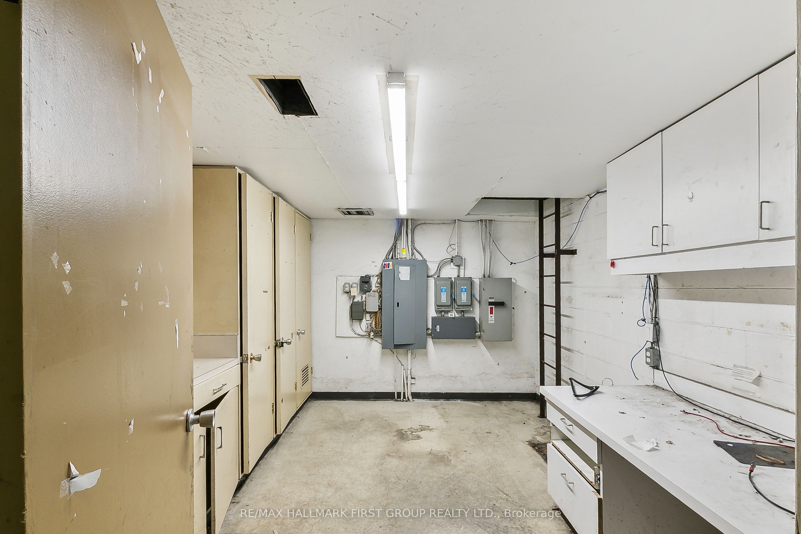 5544 Lawrence Avenue Property Photo 3