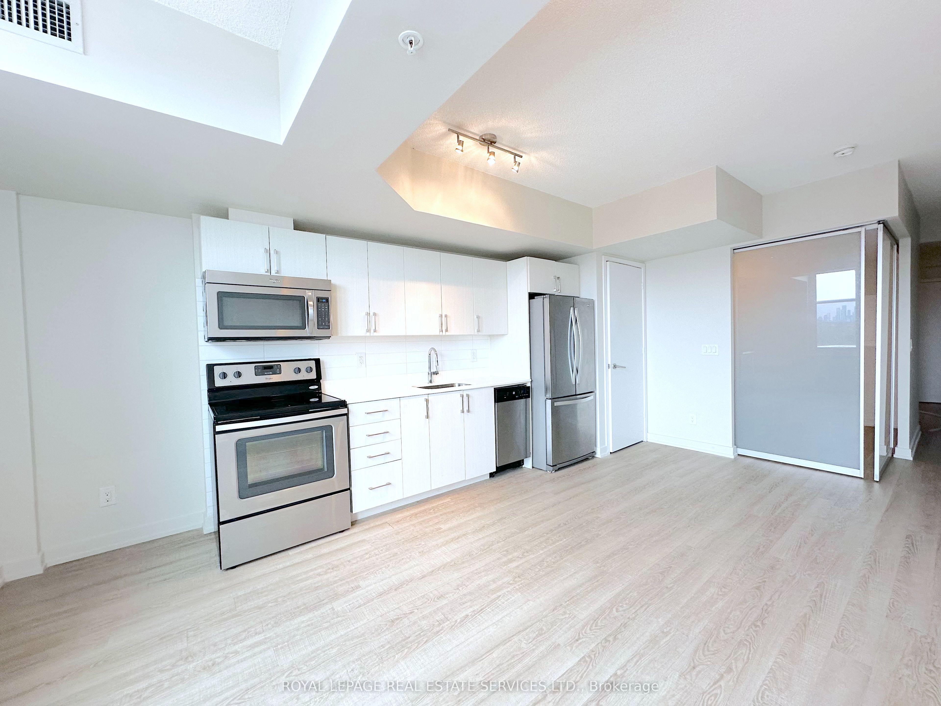 #603 - 763 Woodbine Avenue Property Photo 4