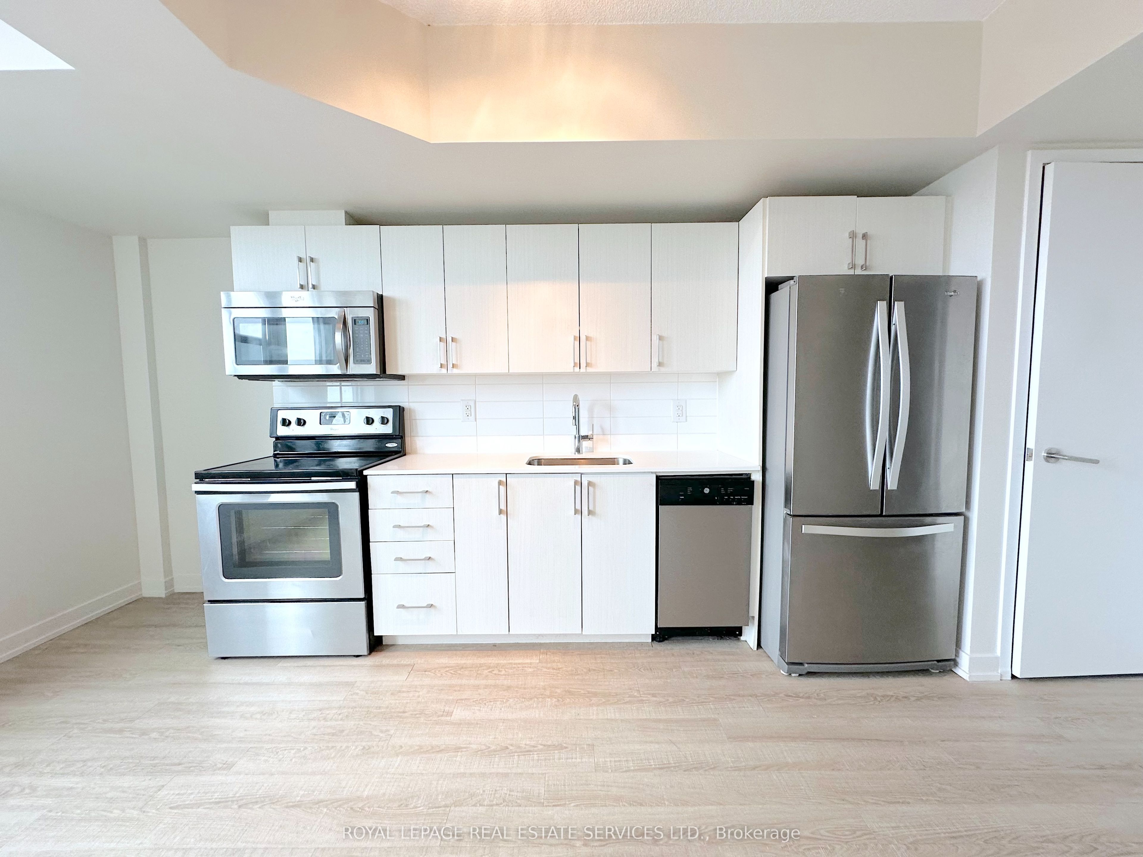 #603 - 763 Woodbine Avenue Property Photo 5