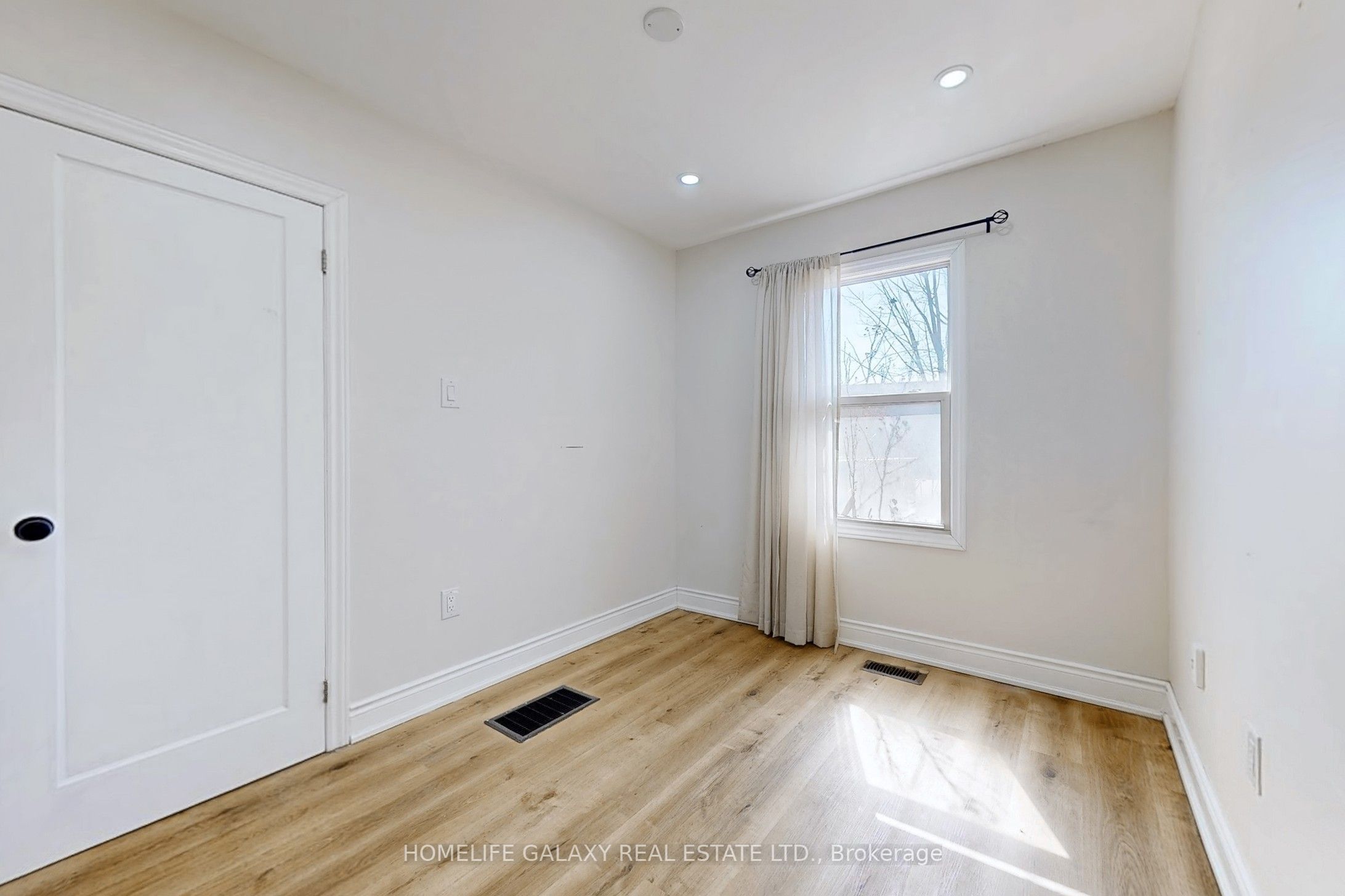16 Queen St Property Photo 15
