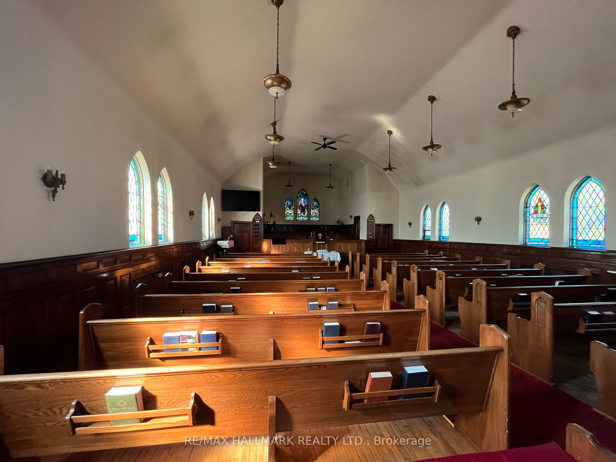 490 Simcoe Street Property Photo 8