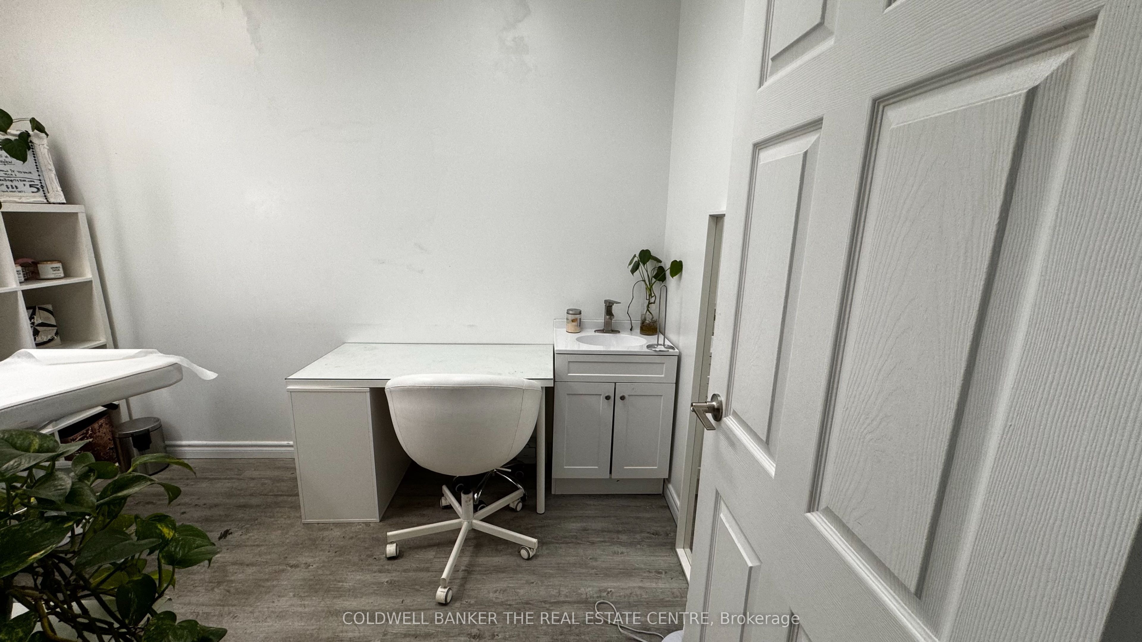 #room 1 - 4508 Kingston Road Property Photo 2