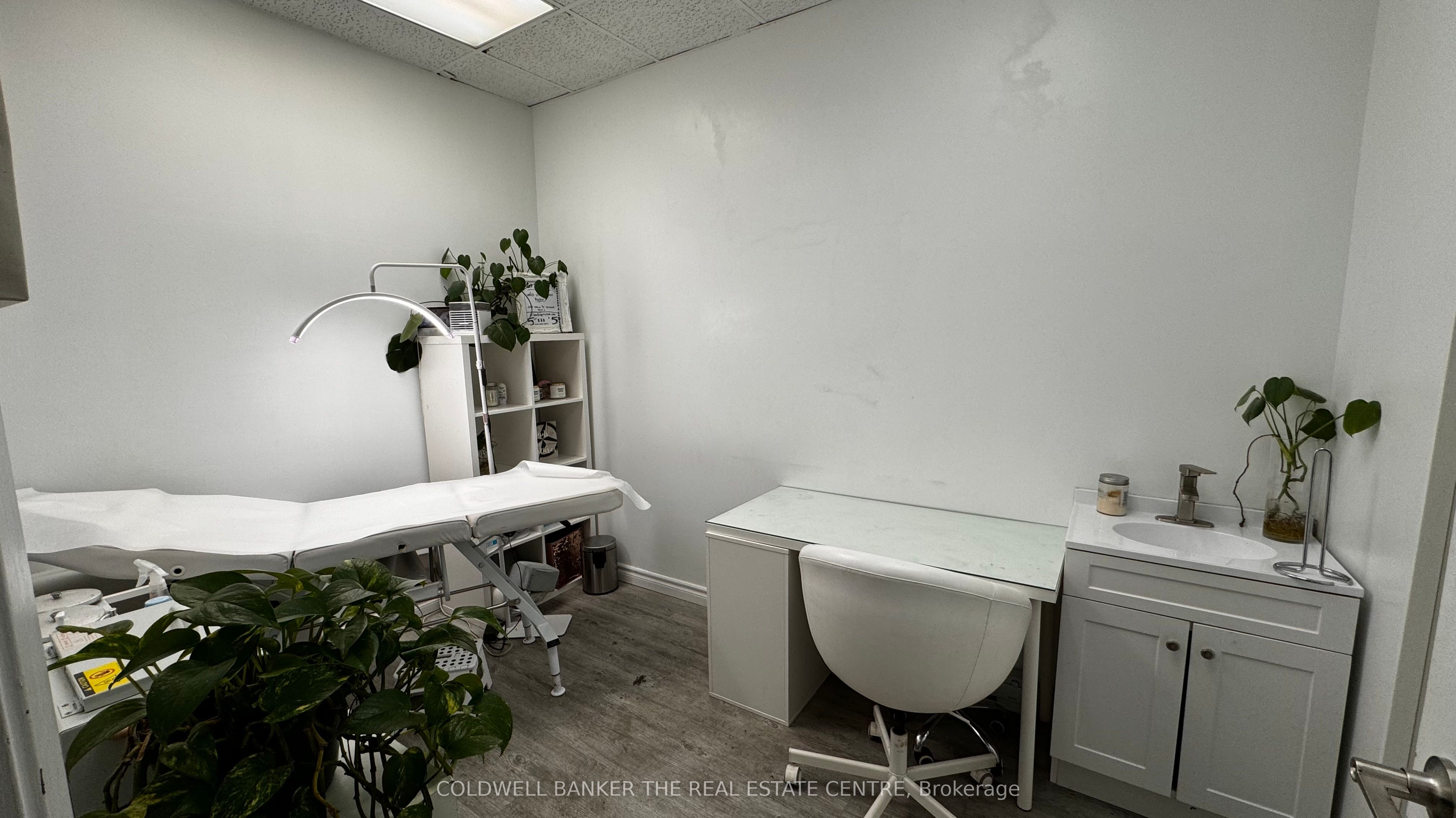 #room 1 - 4508 Kingston Road Property Photo 3