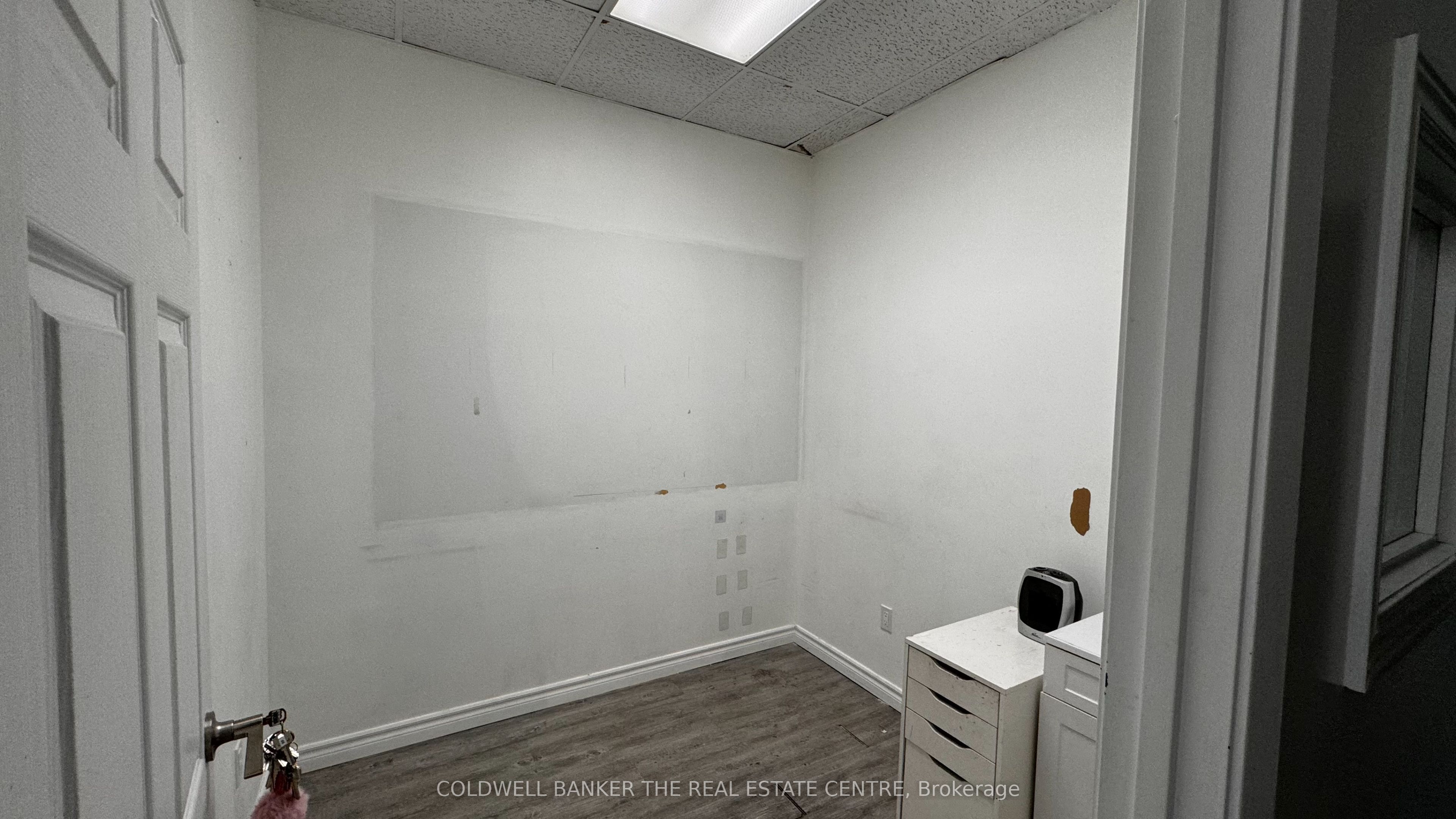 #room 2 - 4508 Kingston Road Property Photo 2