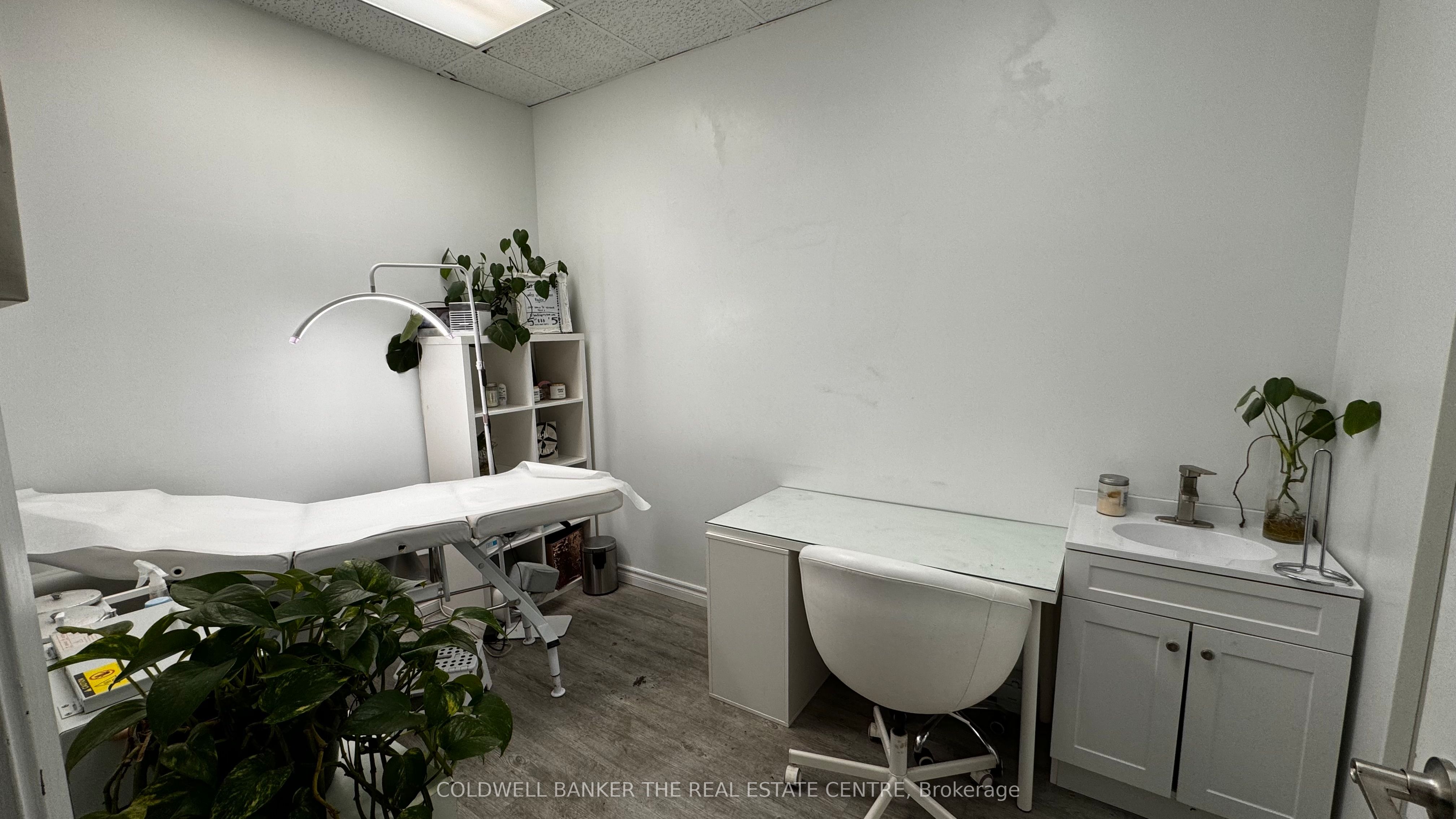 #room 5 - 4508 Kingston Road Property Photo 3