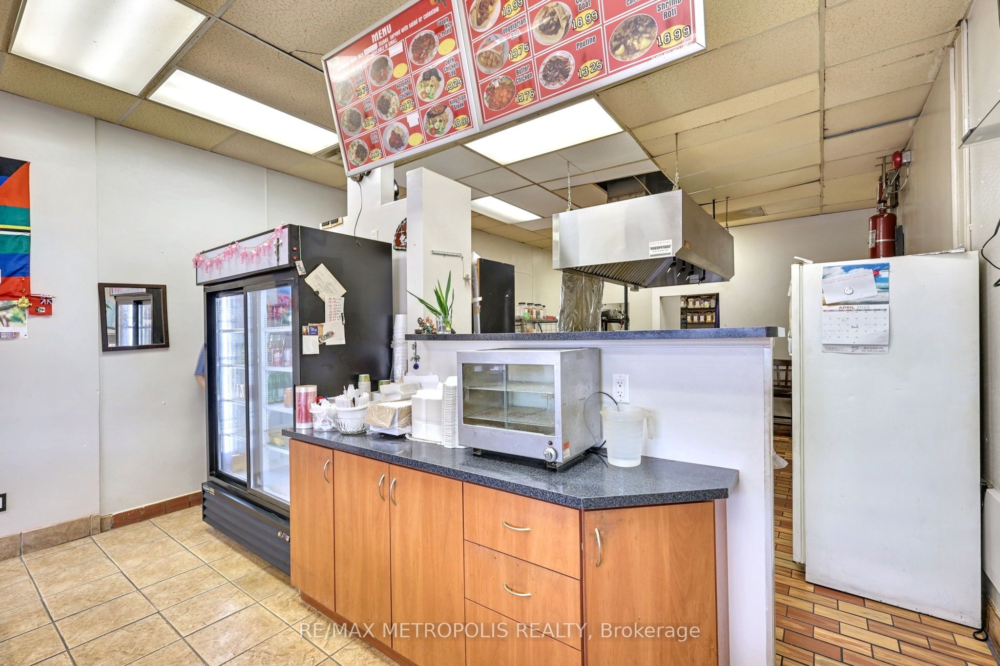 #f5 - 1051 Simcoe Street Property Photo 7