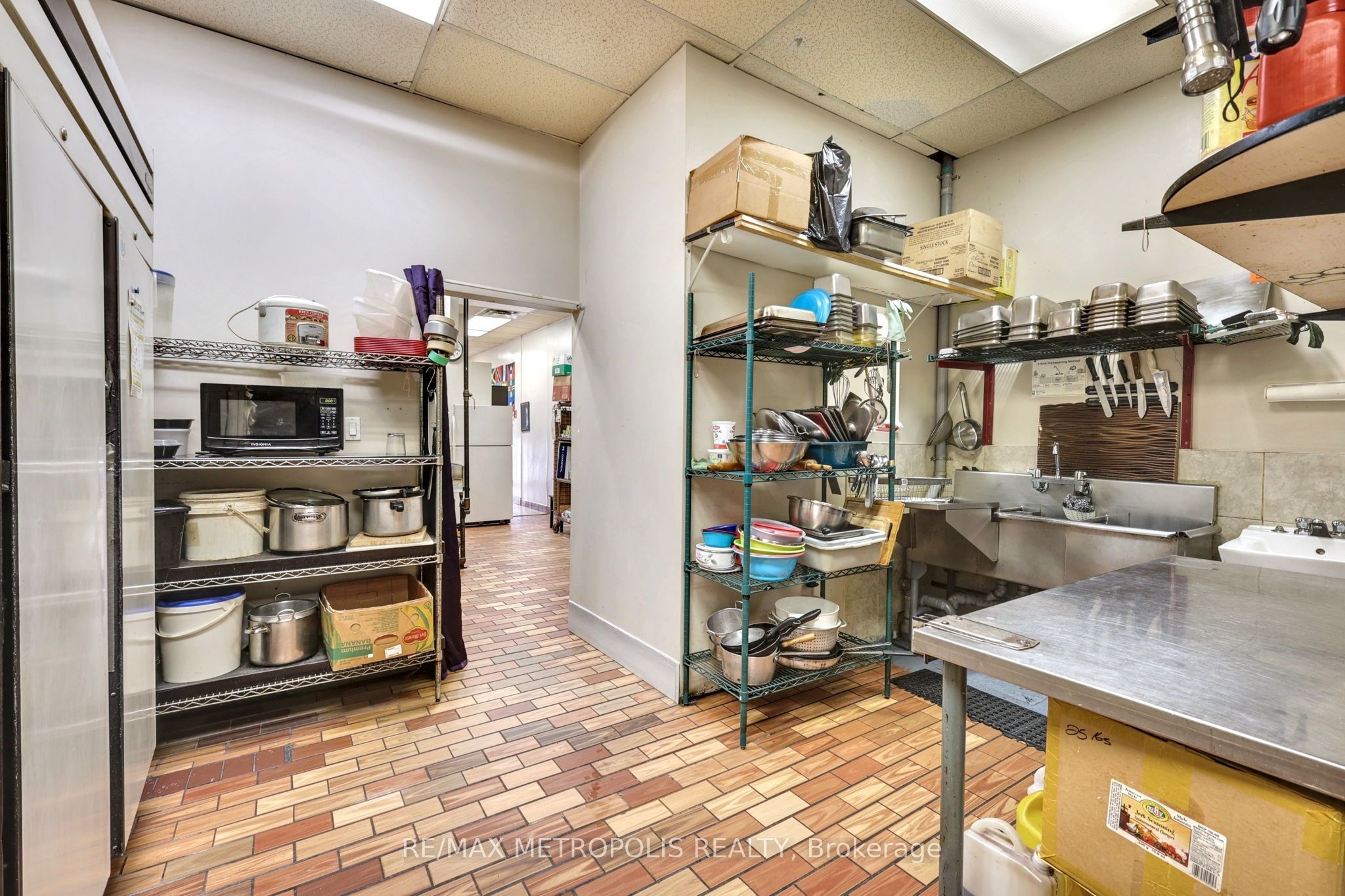 #f5 - 1051 Simcoe Street Property Photo 19