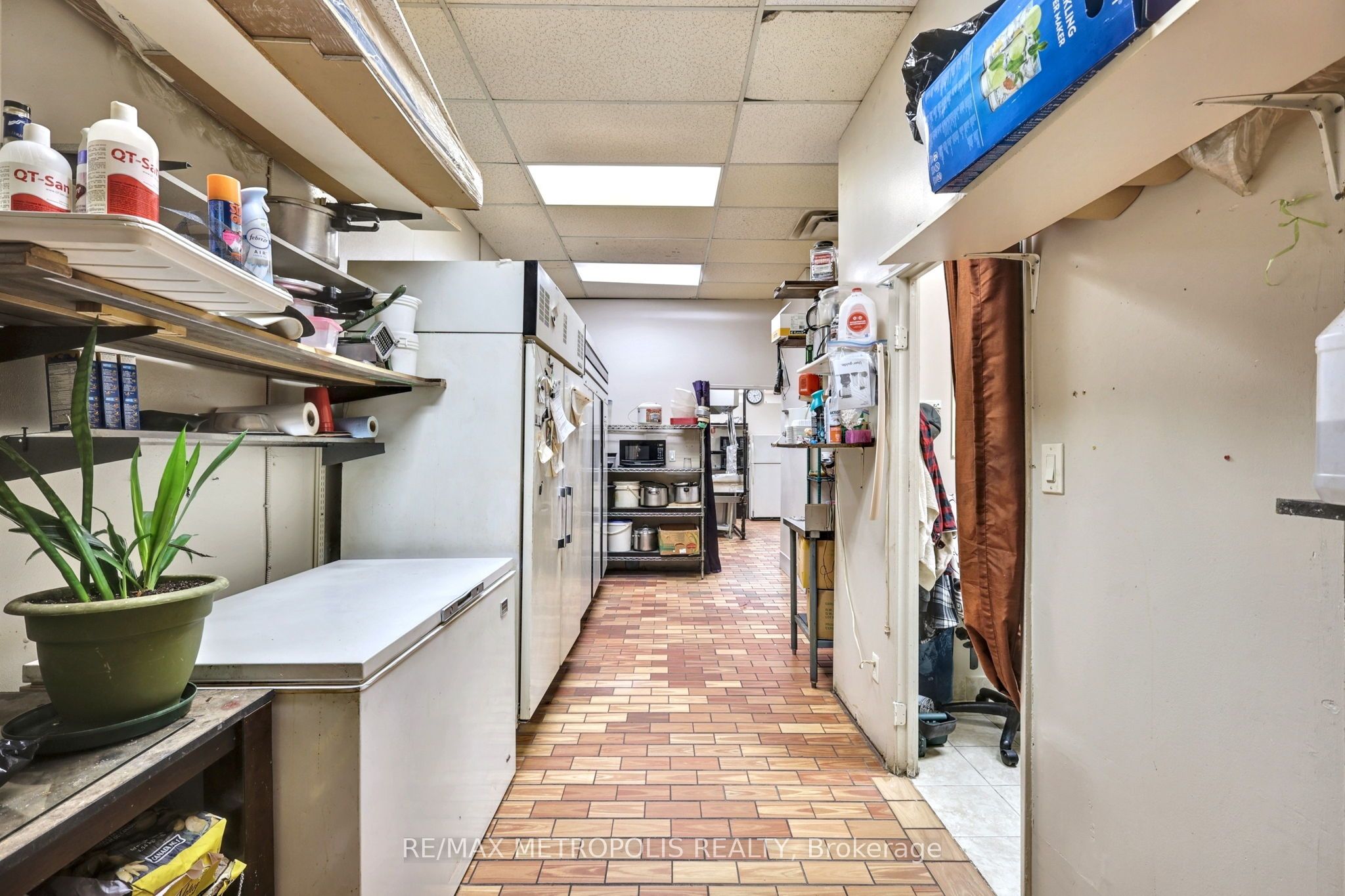 #f5 - 1051 Simcoe Street Property Photo 22