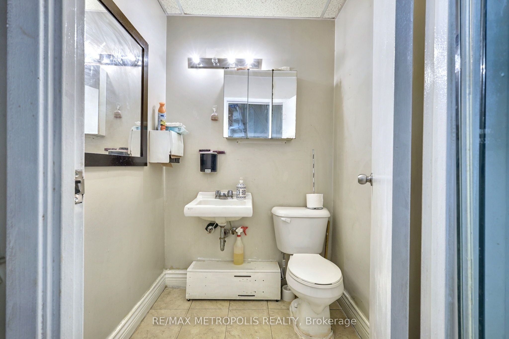 #f5 - 1051 Simcoe Street Property Photo 24