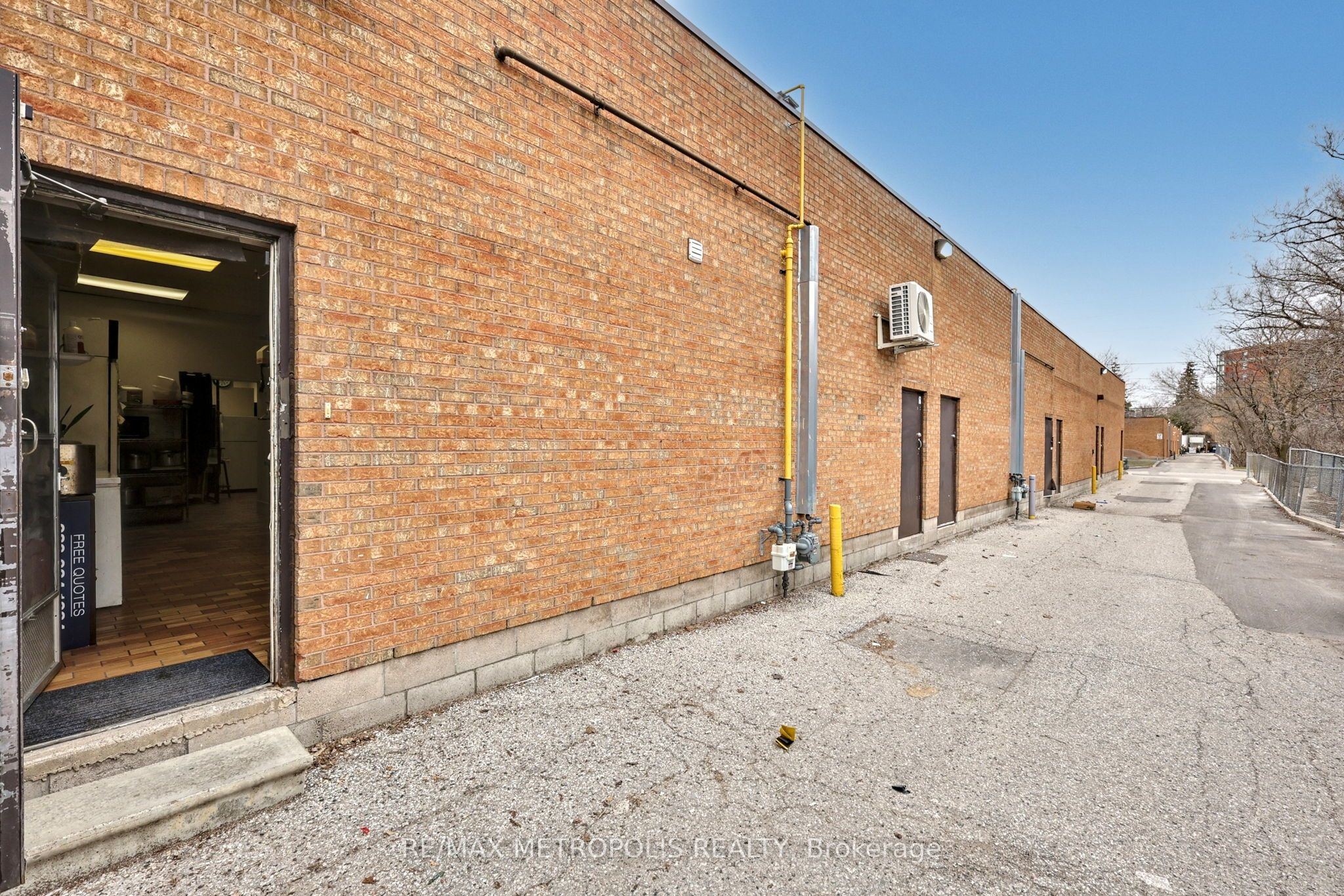 #f5 - 1051 Simcoe Street Property Photo 25