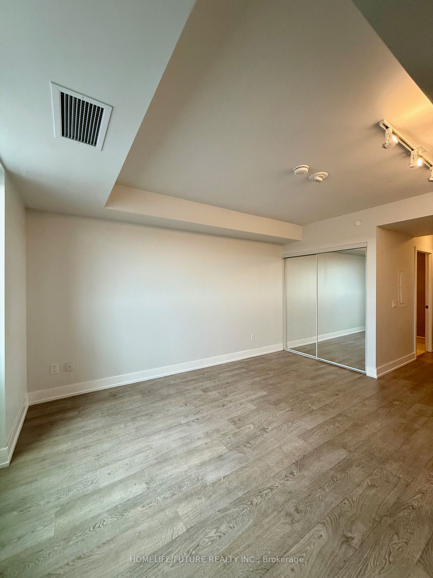 2550 Simcoe Street N 519 Property Photo 16