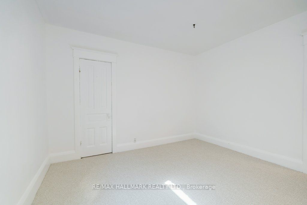 935 Kingston Road Property Photo 9