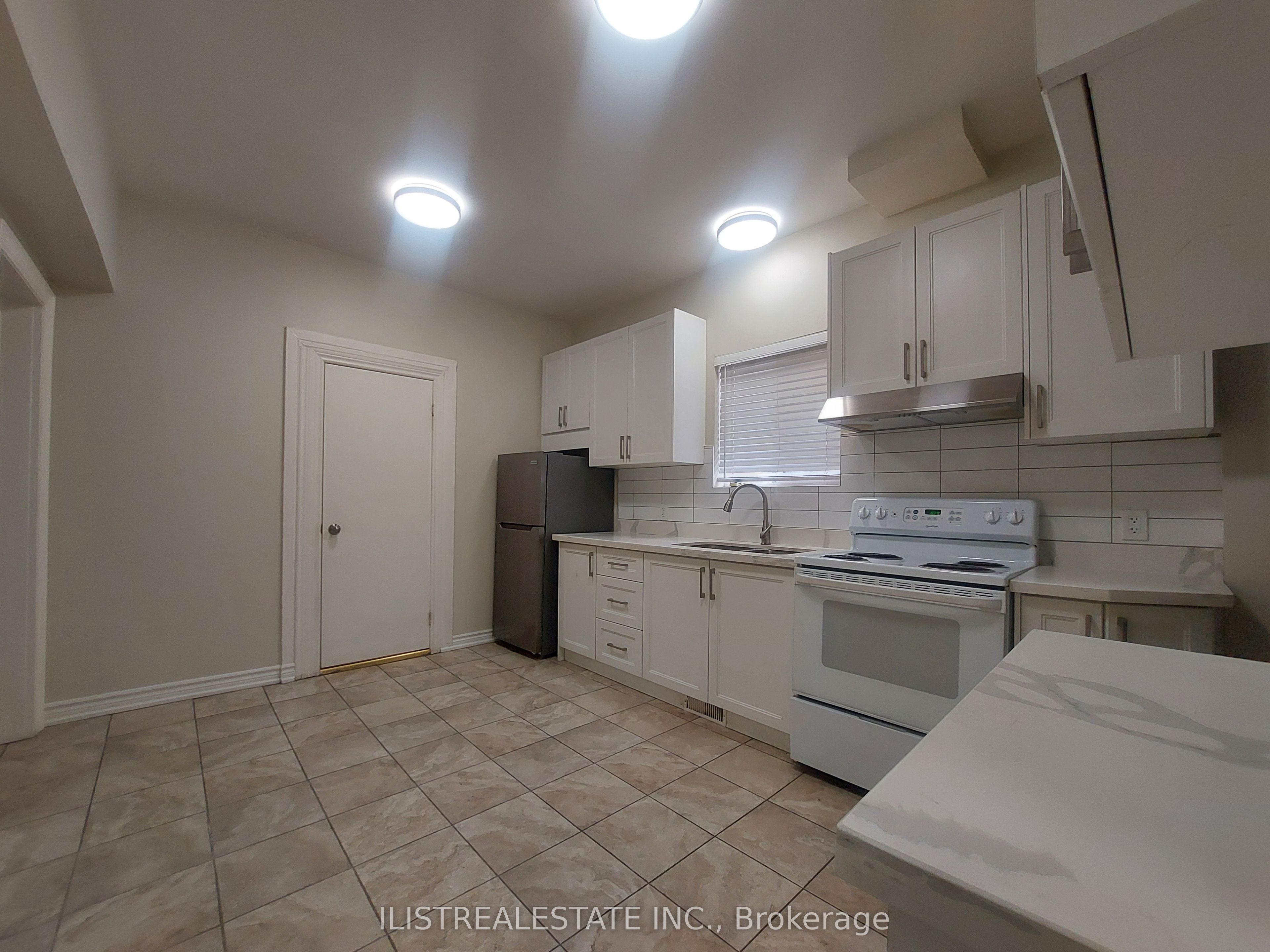 222 Athol Street E Property Photo 3