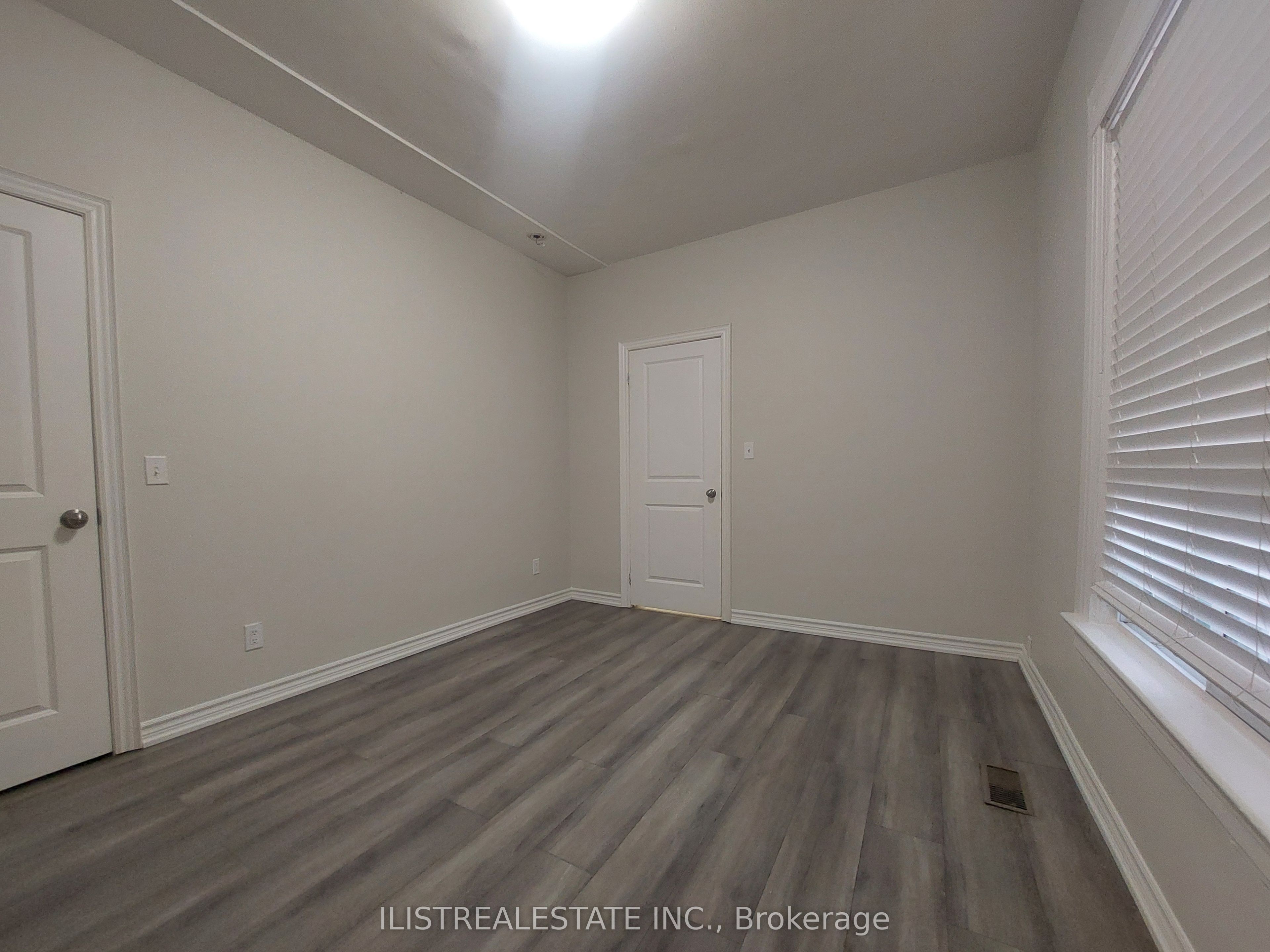 222 Athol Street E Property Photo 9