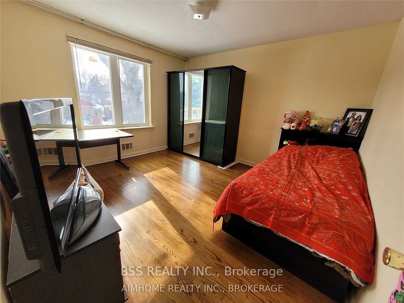 3699 St. Clair Avenue E Property Photo 11