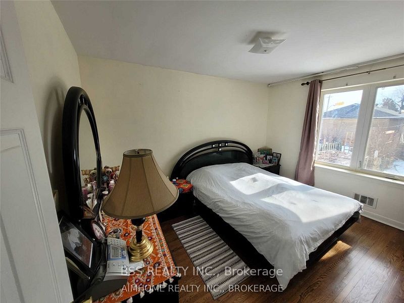 3699 St. Clair Avenue E Property Photo 13