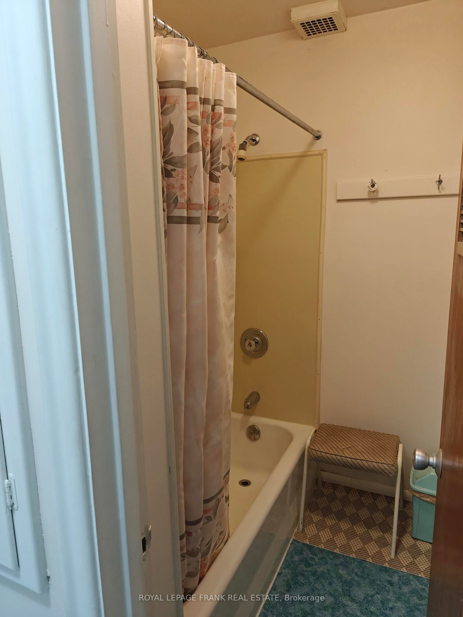 374 Central Park Boulevard S Room #4 Property Photo 5