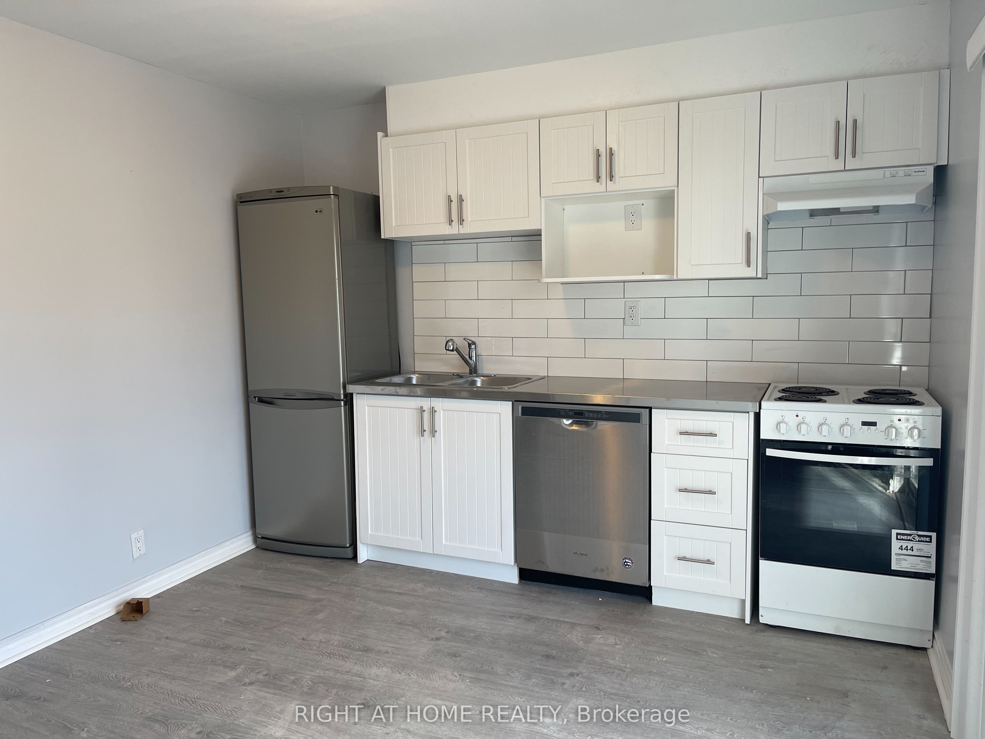 815 Pape Avenue Upper Property Photo 2