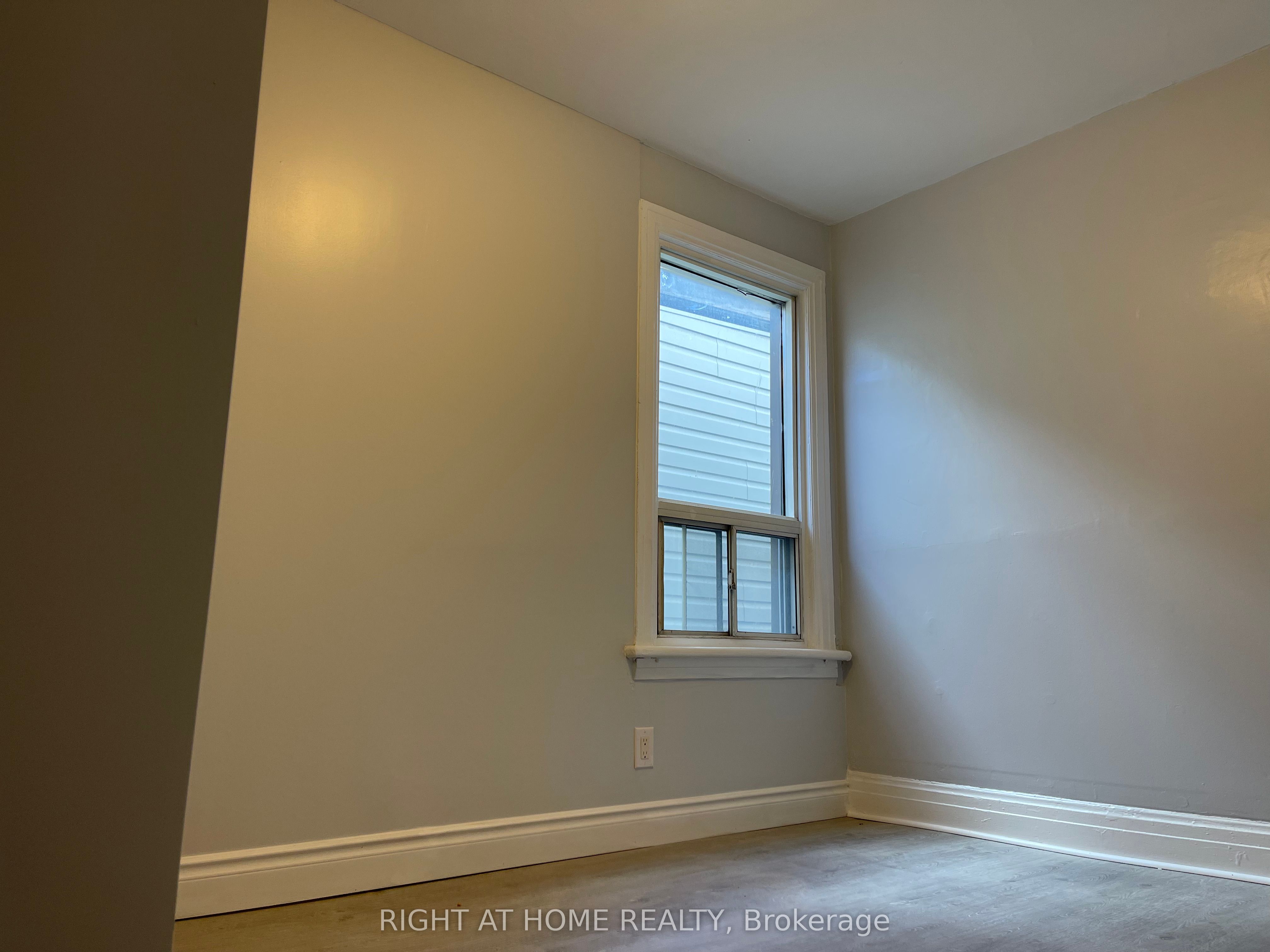 815 Pape Avenue Upper Property Photo 6