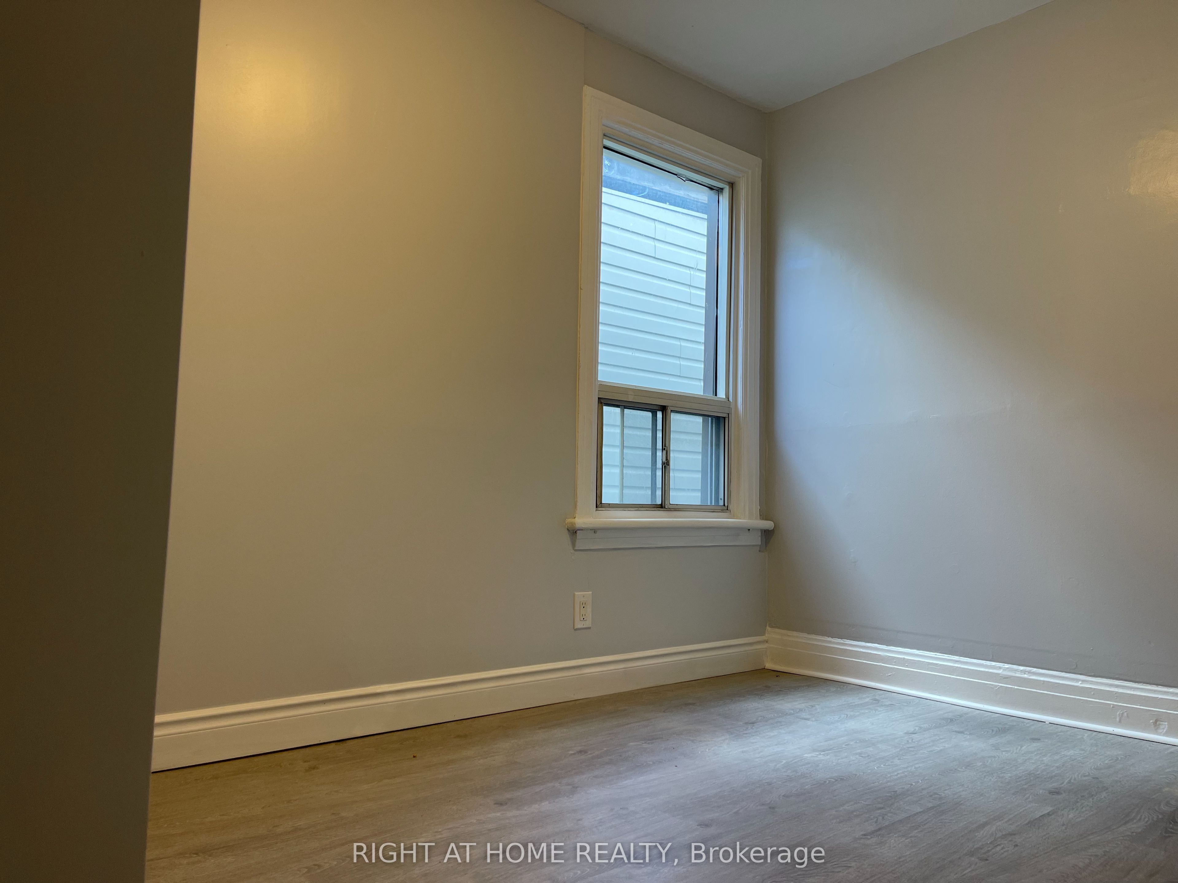815 Pape Avenue Upper Property Photo 8