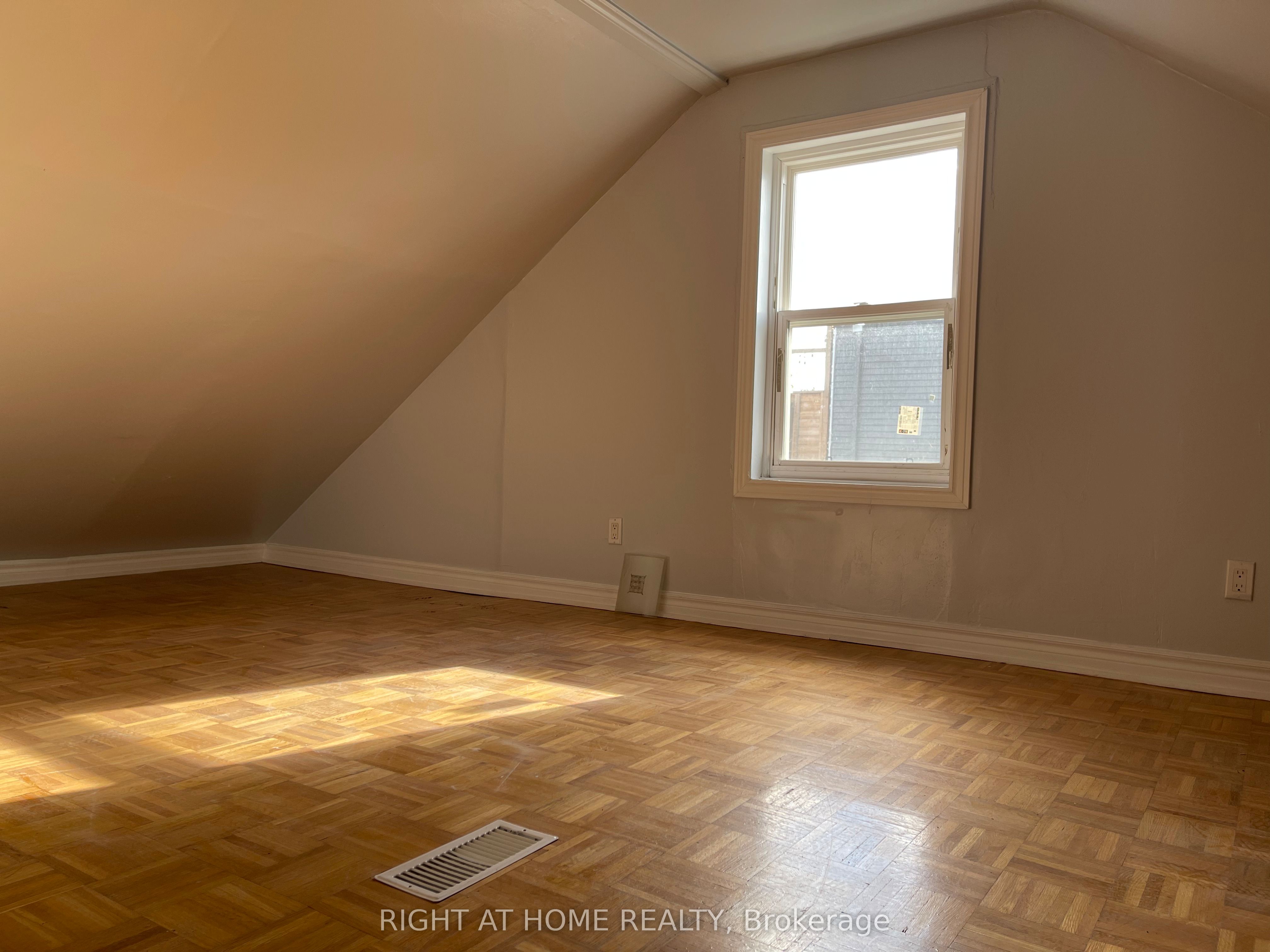 815 Pape Avenue Upper Property Photo 10