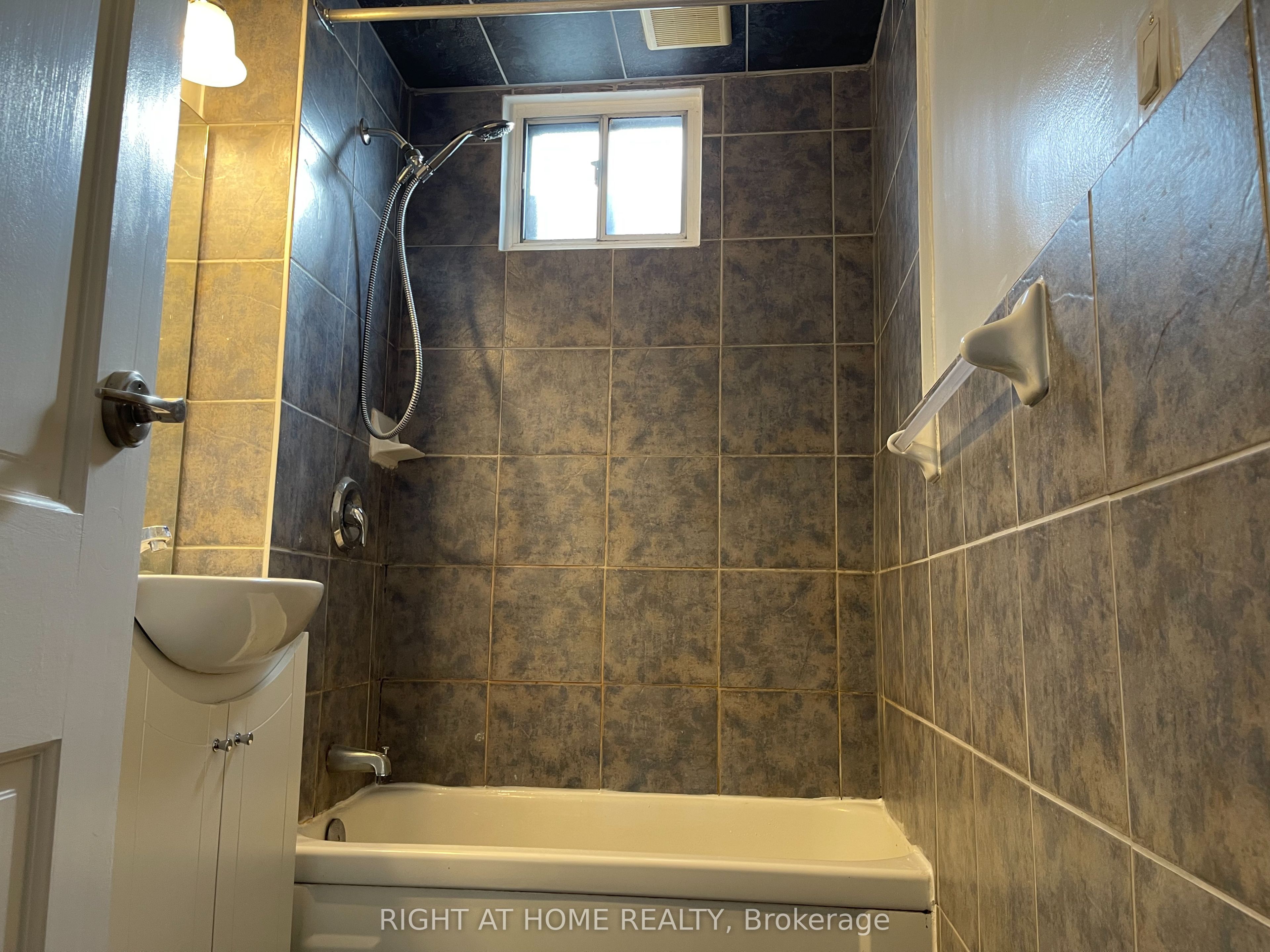 815 Pape Avenue Upper Property Photo 13